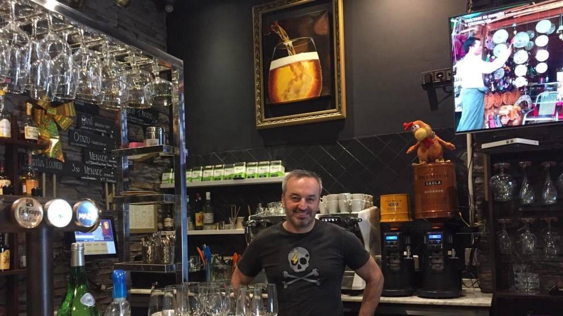 Vasyl Zhuravel, encargado del local, posa tras la barra de 'Artwohl'.