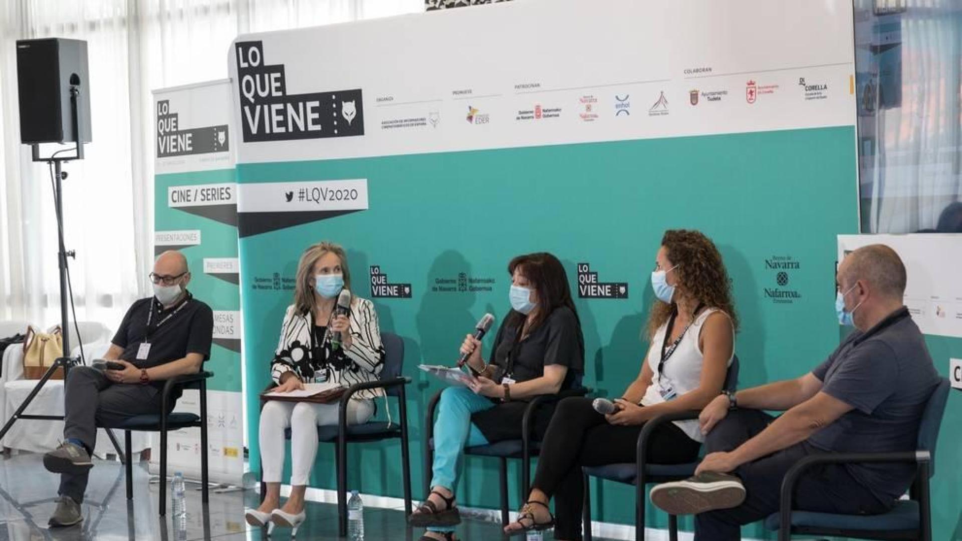 De izda. a dcha.: María Guerra Merino (AICE), Gorka García Izal (alcalde de Corella), José María Agramonte Aguirre (presidente de la Comunidad de Bardenas), Abel Casado Martínez y Eusebio Sáez García (Consorcio EDER), Merche Añón Montón (concejala de Cultura de Tudela), y Natalia Oliver Gimeno (Grupo Enhol), ayer en la plaza de los Fueros de Tudela.