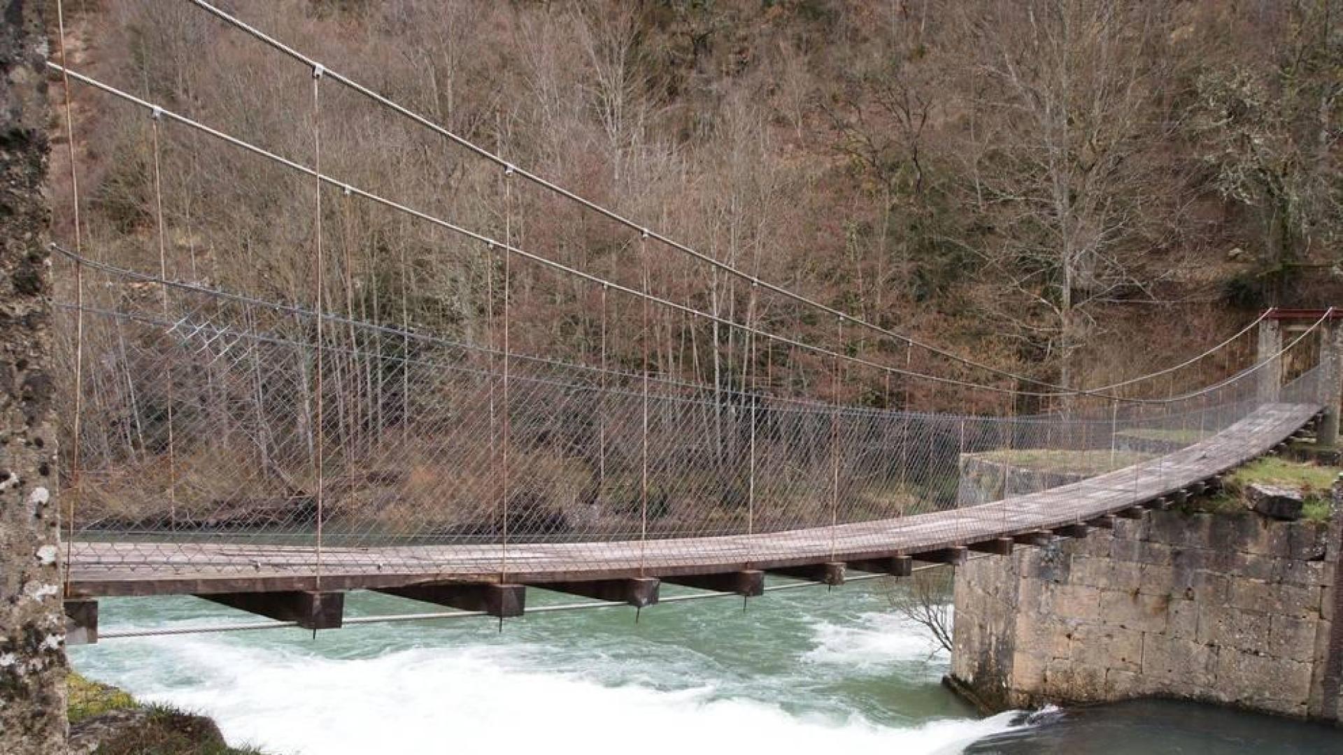 El puente colgante que da nombre a esta ruta en torno al pueblo de Aribe en una fotografía de 2018.