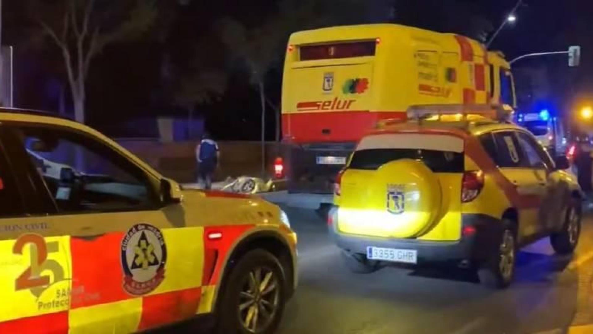 Muere un motorista al chocar contra un semáforo y salir despedido 20 metros