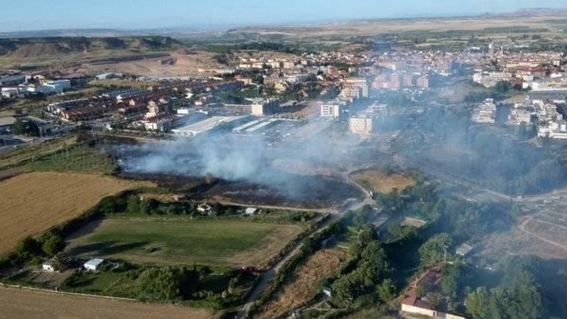 Un incendio afecta a una zona de campo próxima a varias viviendas en Tudela