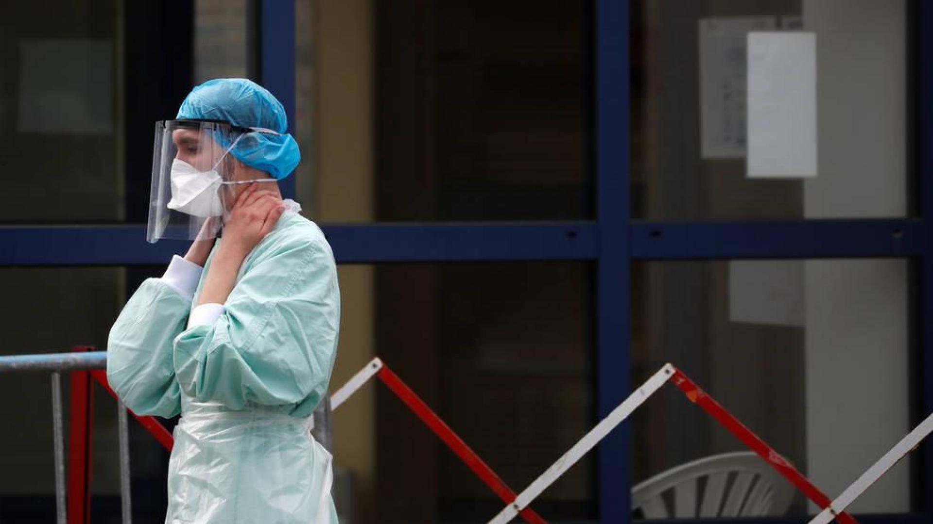 Un trabajadora médico, en un centro de realización de PCR en Laval, en el departamento francés de Mayenne.