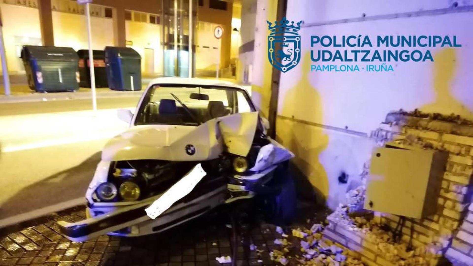 Un conductor choca contra un muro en Pamplona y una joven vuelca en la plaza de los Fueros