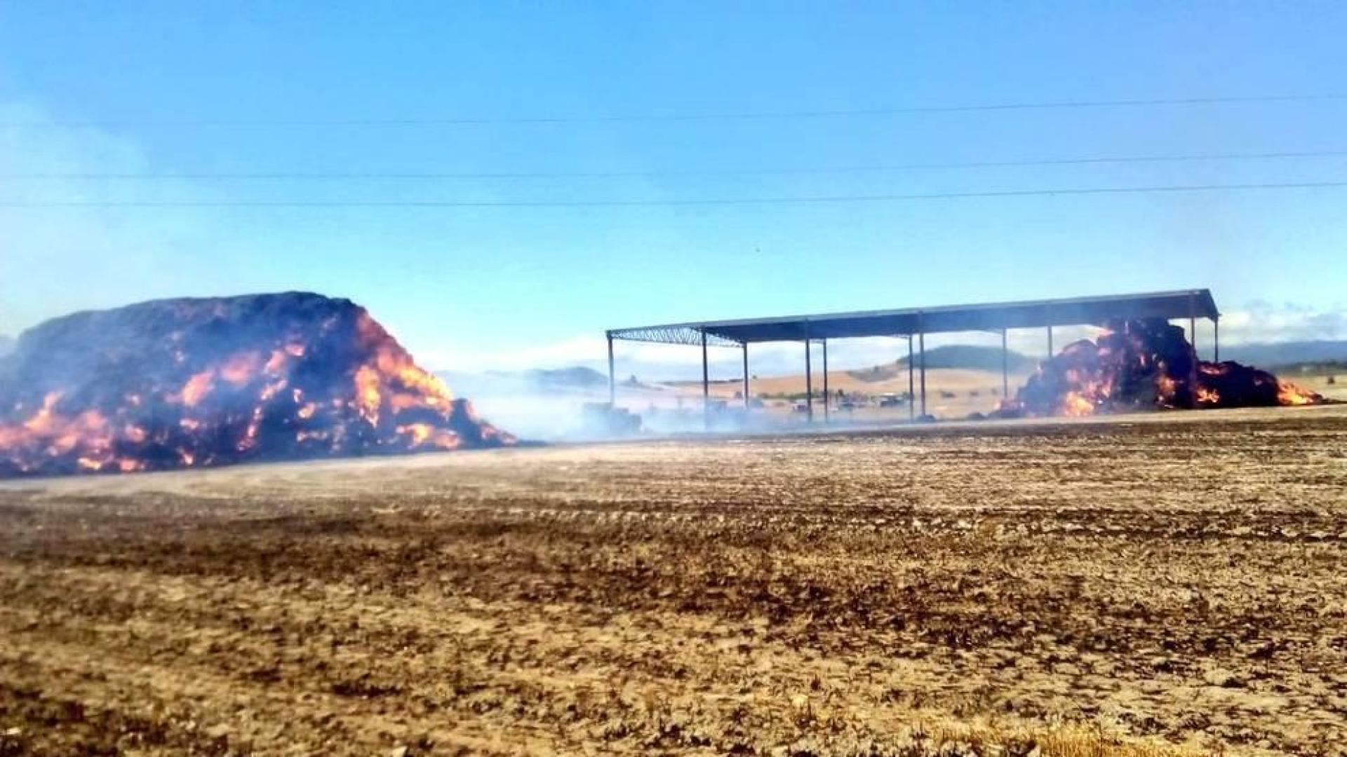 Arde una pajera en Lumbier y las llamas se extienden hasta la carretera