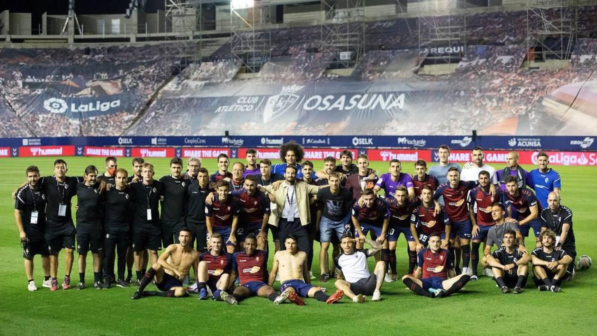 Foto de familia de la plantilla de Osasuna en El Sadar.