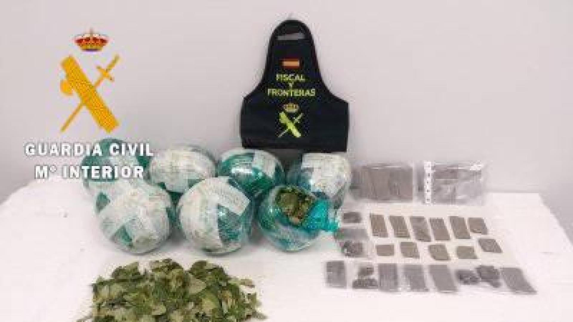 Incautados en el aeropuerto 3,9 kilos de hoja de coca y éxtasis