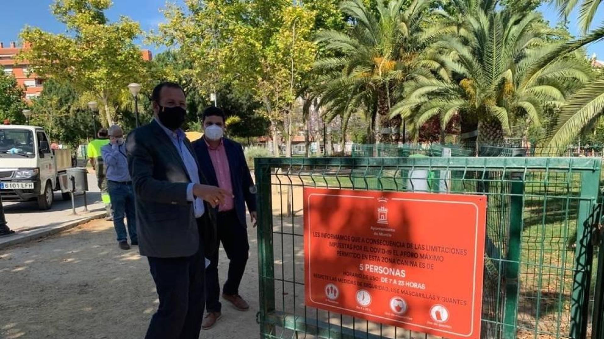 Carteles informativos de desinfección en un parque de esparcimiento canino en Murcia.