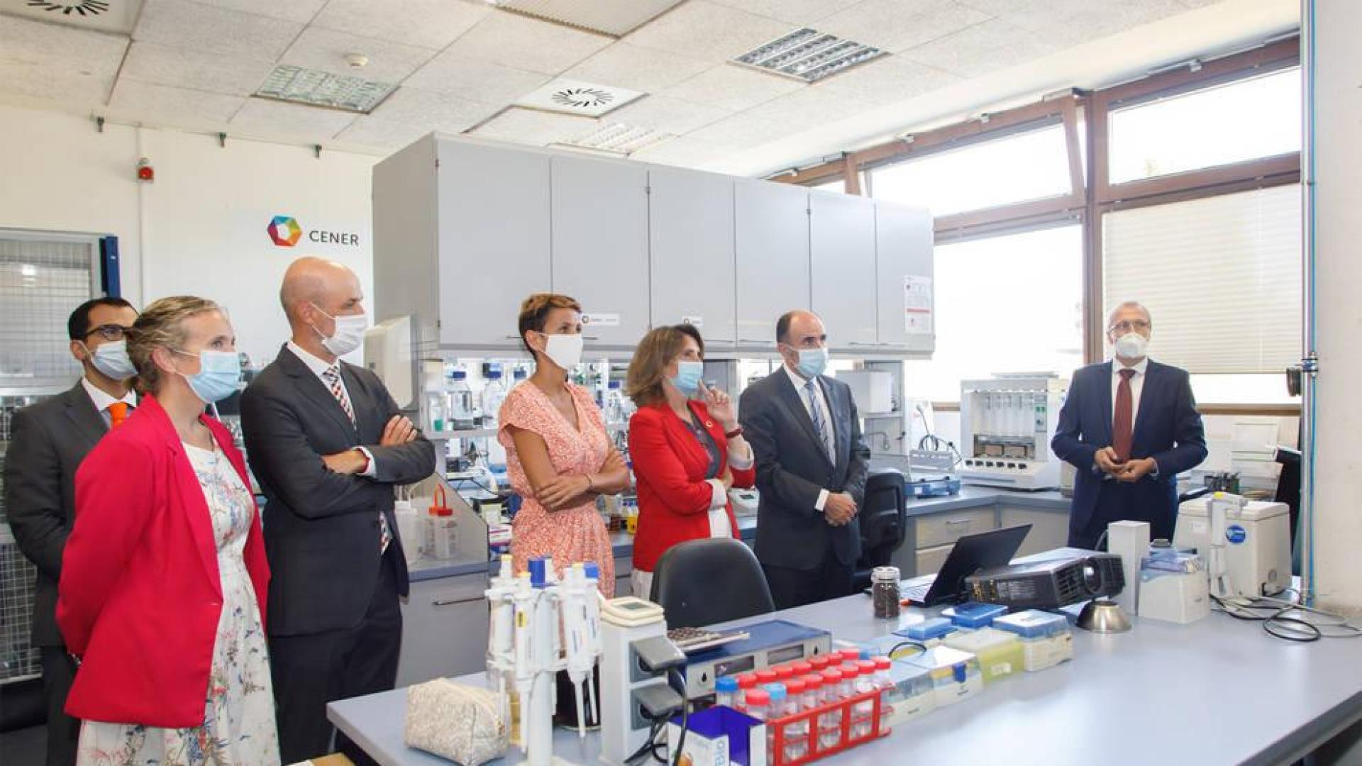 Un momento de la visita de la ministra Ribera a los laboratorios de CENER.
