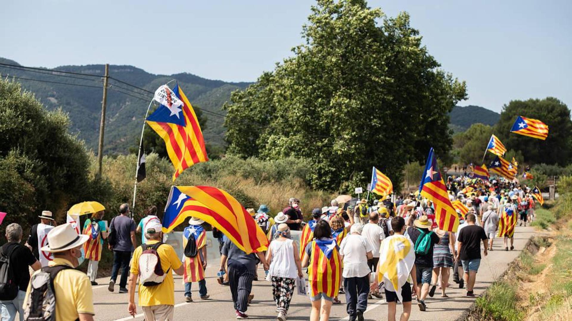 Marcha independentista de 2 kilómetros a pie convocada por Òmnium y ANC desde l'Espluga de Francolí (Tarragona) hasta Vimbodí (Tarragona), donde los Reyes Felipe y Letizia visitan el Monasterio de Poblet.