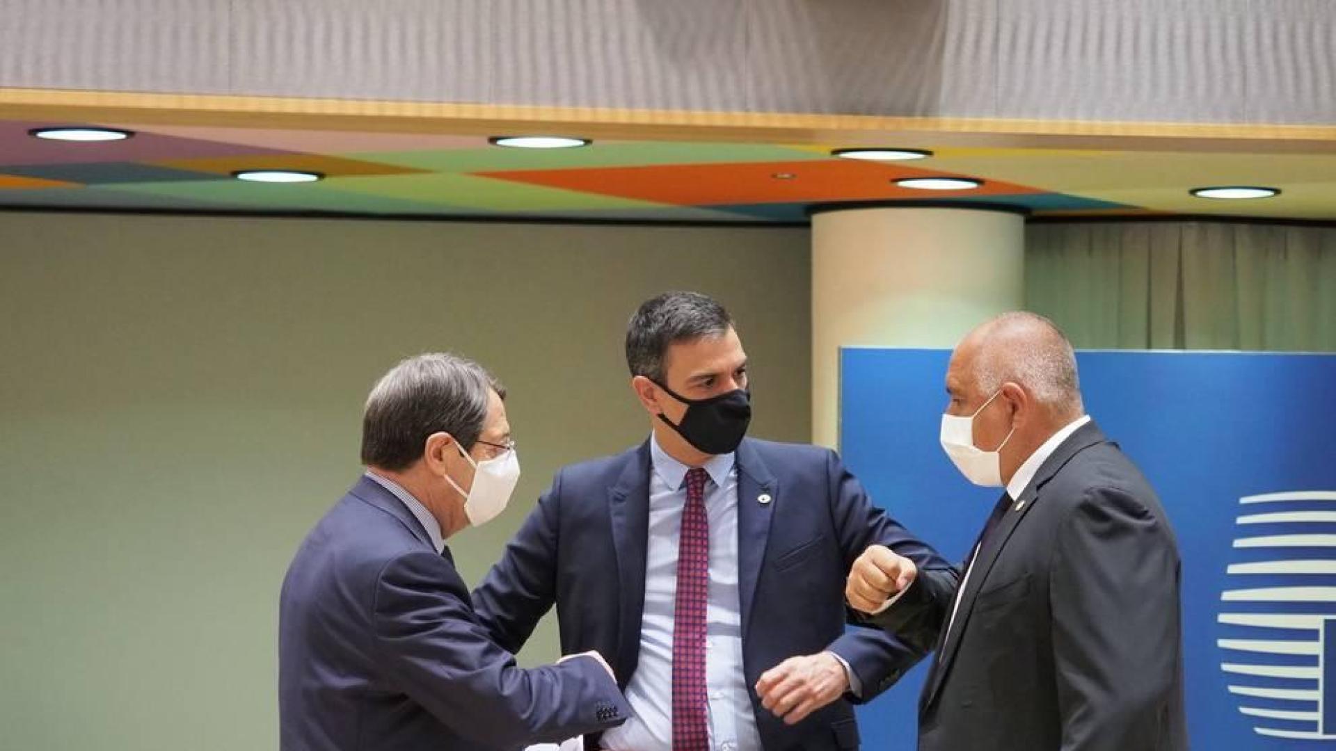 El presidente del Gobierno español, Pedro Sánchez (d), junto al presidente chipriota, Nicos Anastasiades (i), y el primer ministro de Bulgaria, Boiko Borisov (c), durante la segunda jornada de la cumbre de los líderes de la Unión Europea (UE)