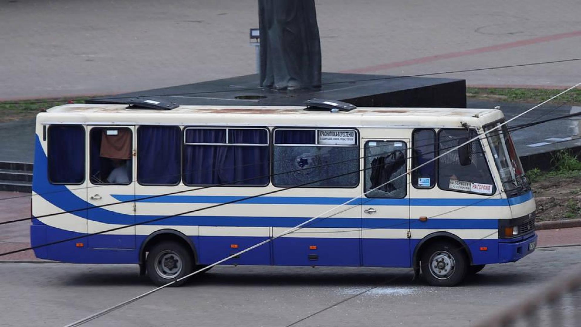 Un hombre armado mantiene secuestrado un autobús con 20 personas en Ucrania