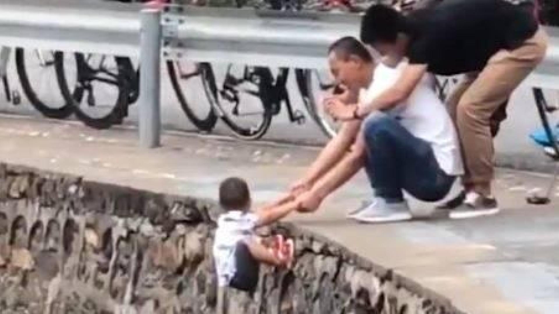 El momento en que un padre cuelga a su hijo de un precipicio para hacerle una foto
