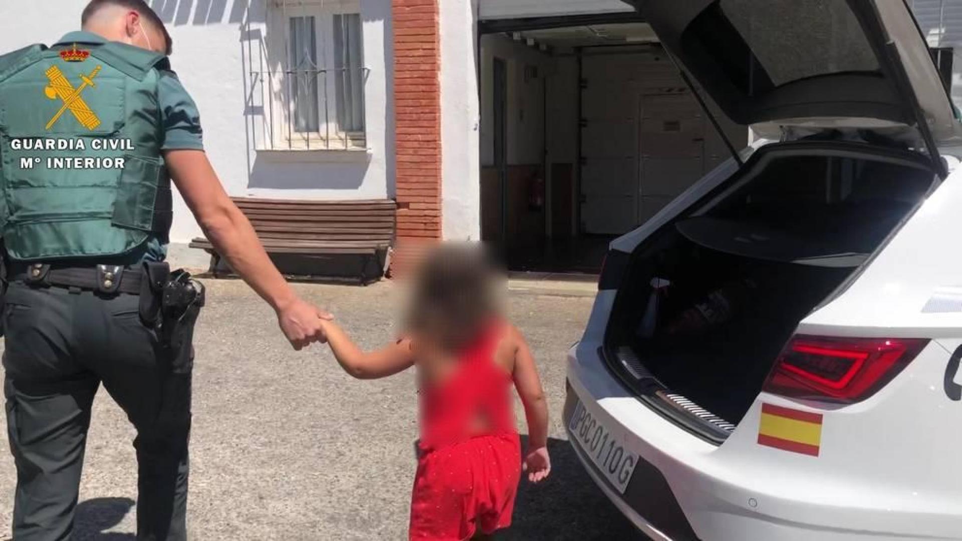 Un hombre abandona en carretera a la hija de su pareja para ir a por gasolina