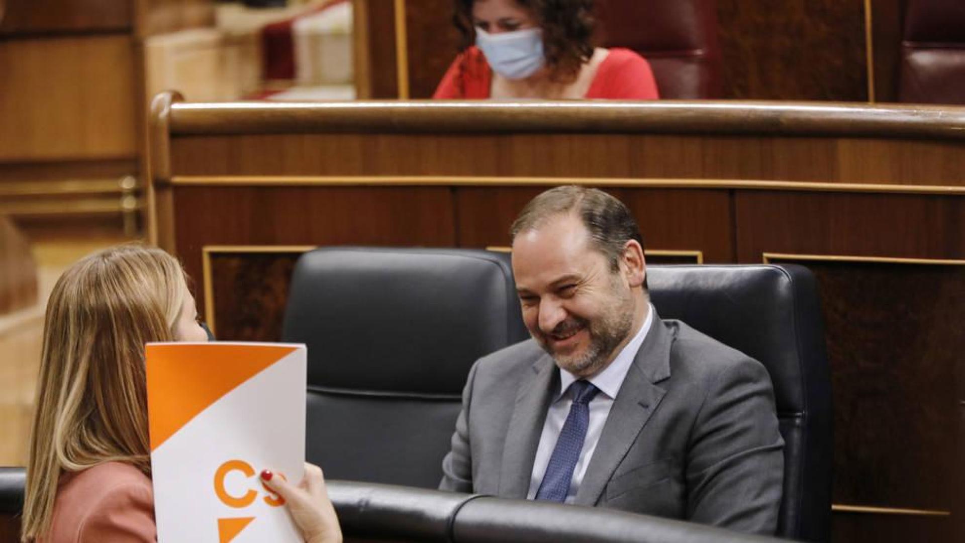 Acuerdo de mínimos del PSOE con PP y C's para salvar la reconstrucción
