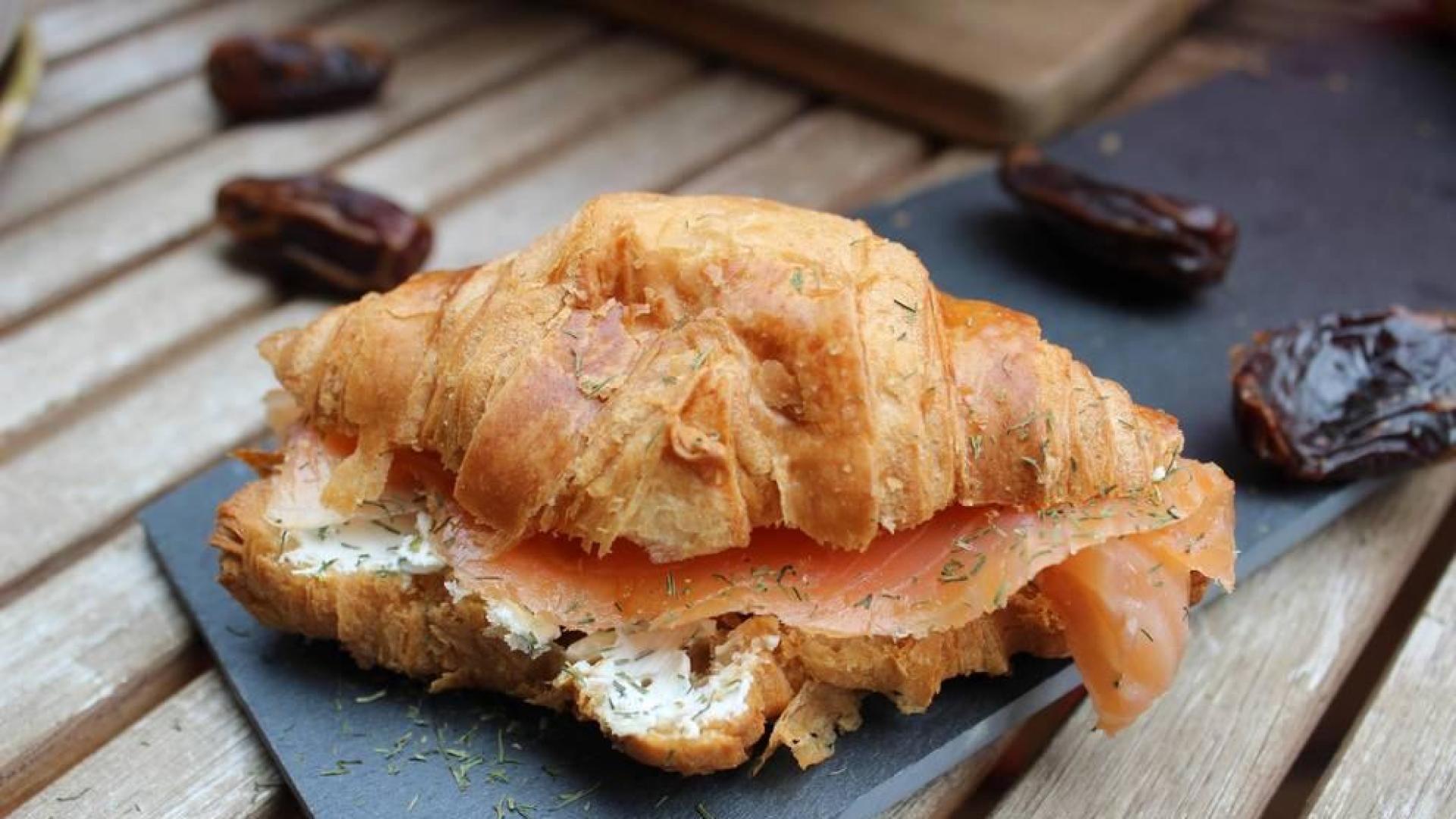 Cruasanes con salmón ahumado