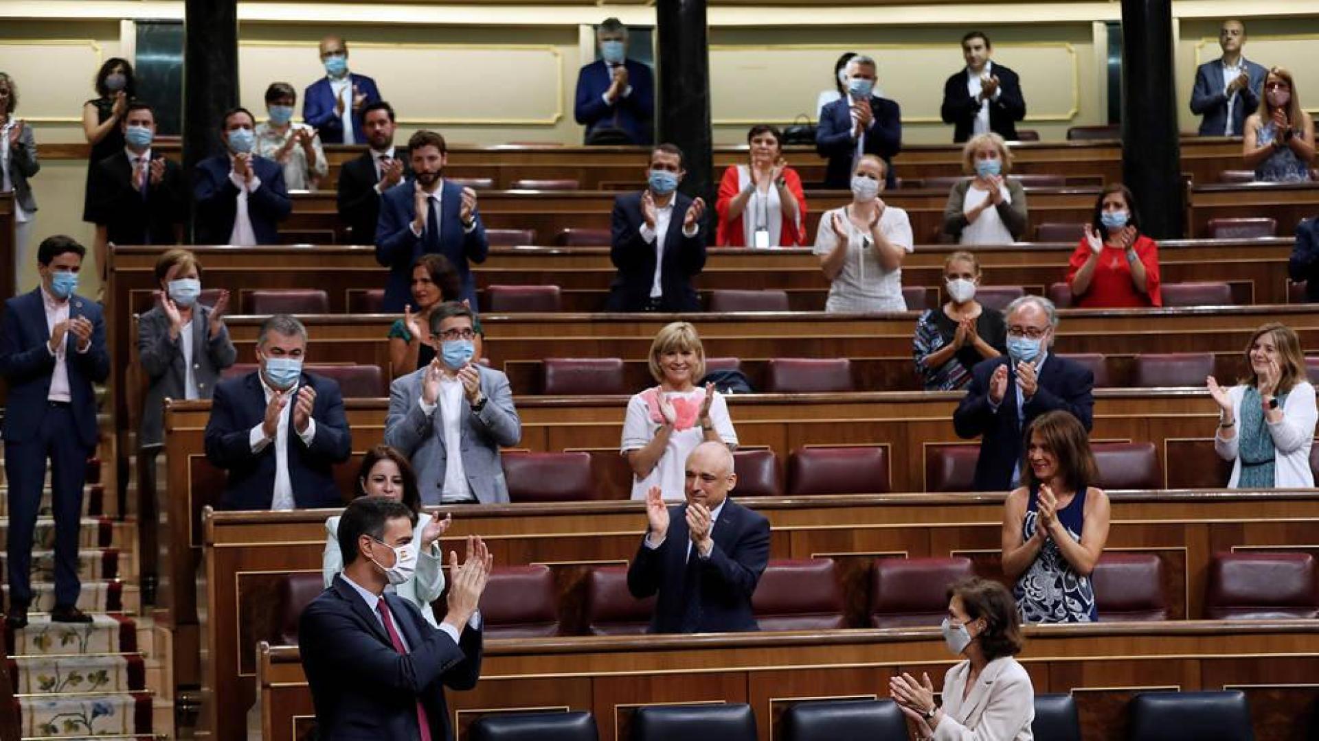 El presidente del Gobierno, Pedro Sánchez, aplaude junto a miembros del Gobierno y de la bancada socialista.