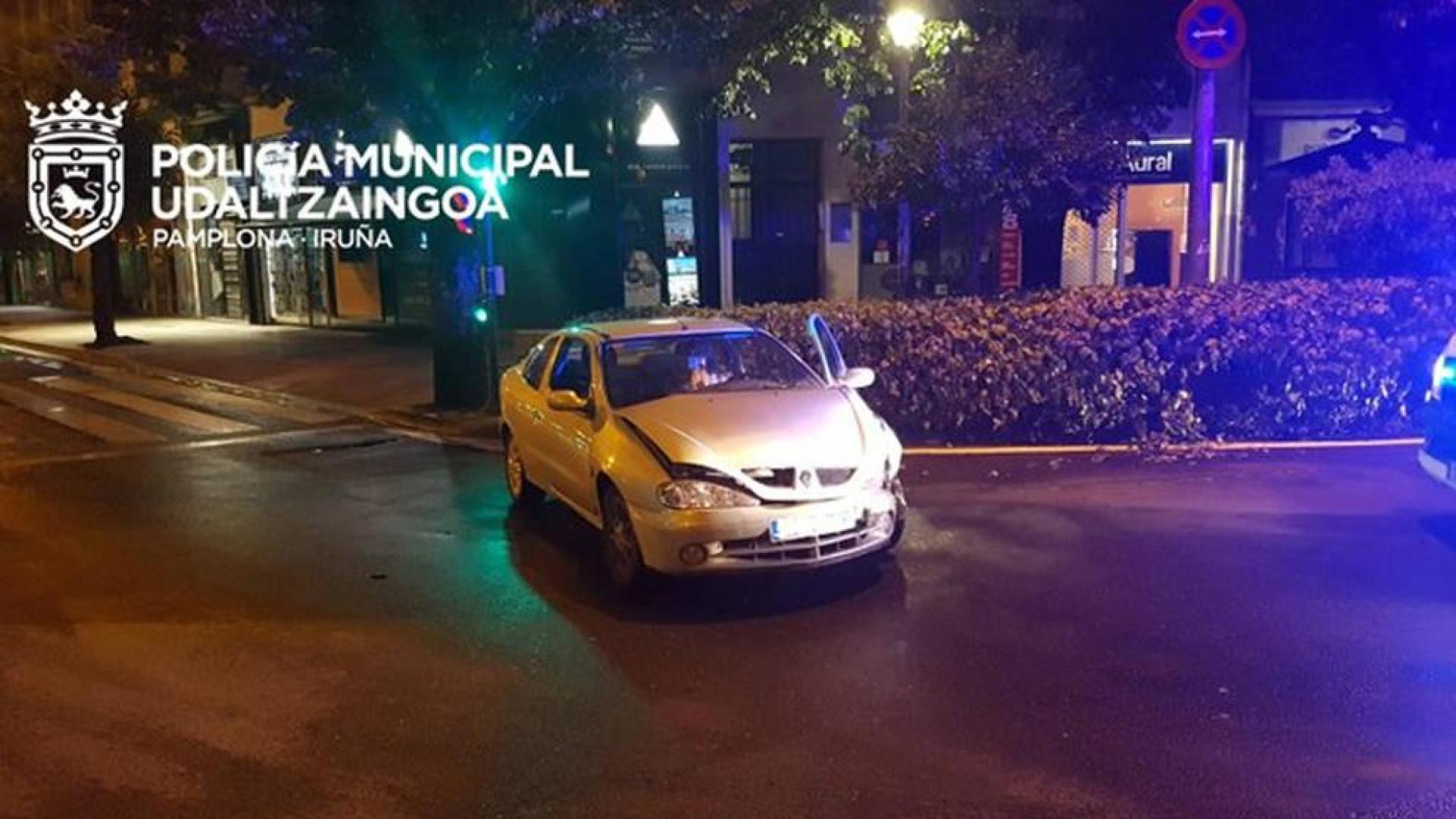 Denunciada una conductora tras salirse de la vía en la plaza Príncipe de Viana