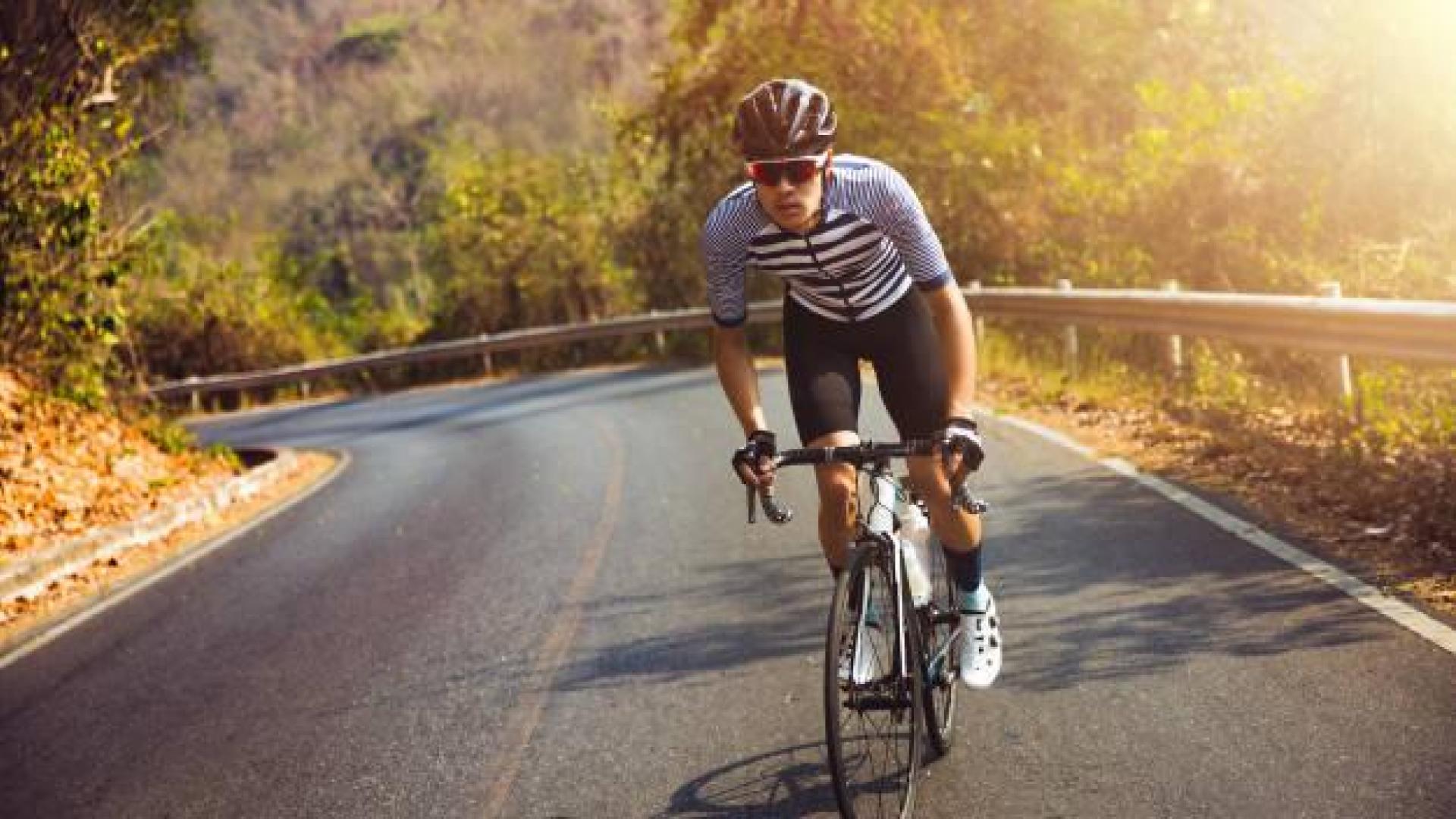 Un ciclista circula por una carretera nacional