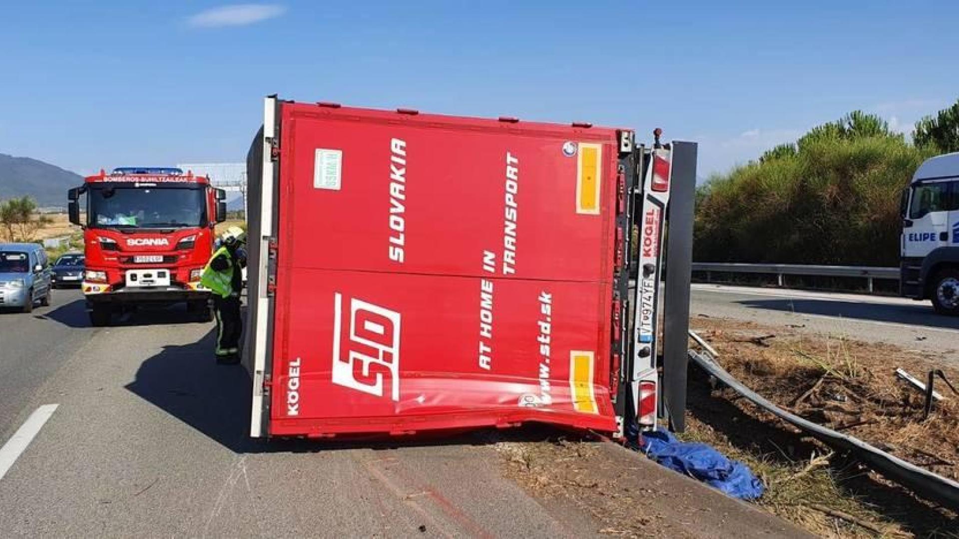 Retenciones en la AP-15, a la altura de Larragueta, por el accidente de un camión