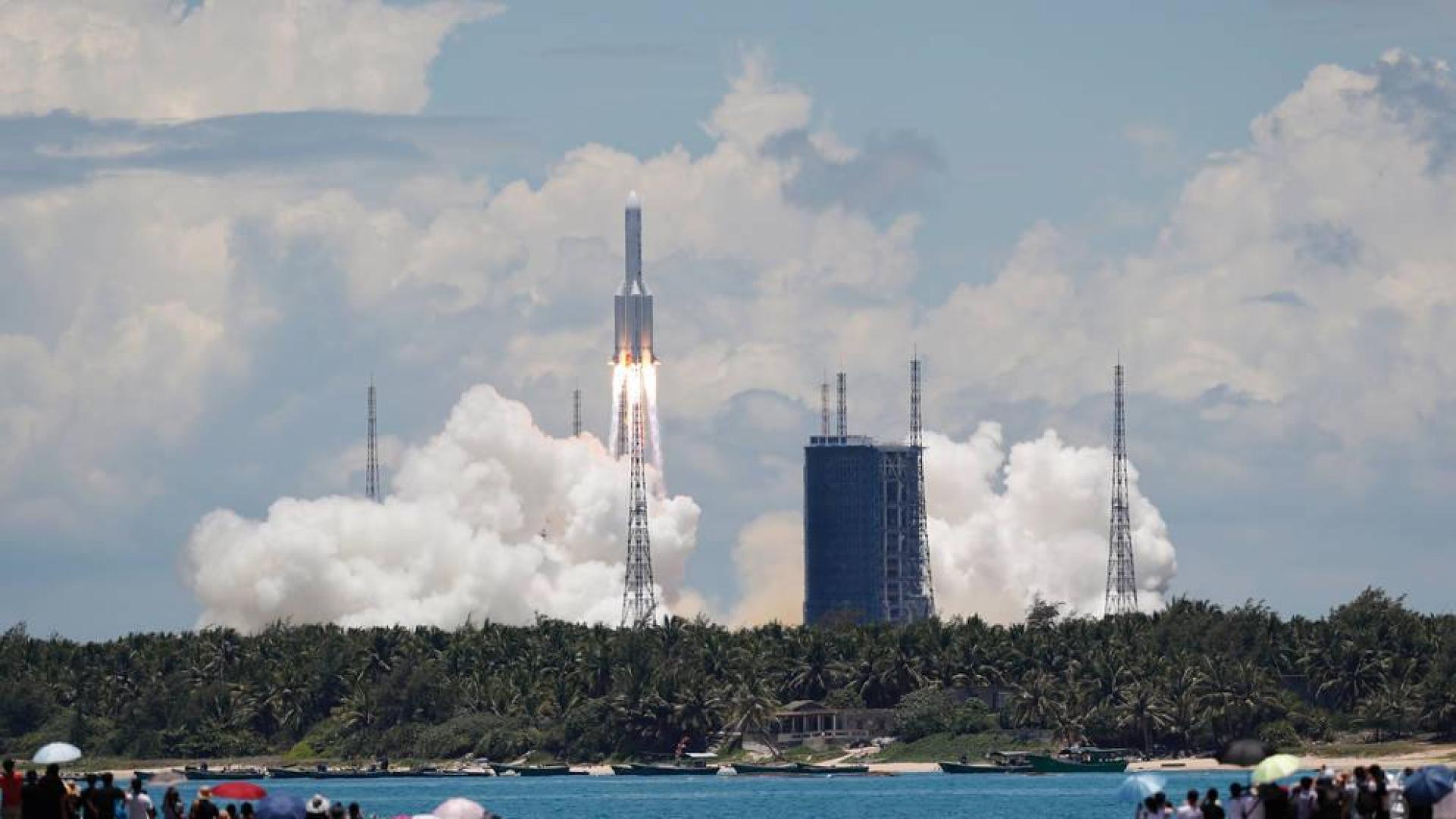 China lanza con éxito su primera sonda a Marte