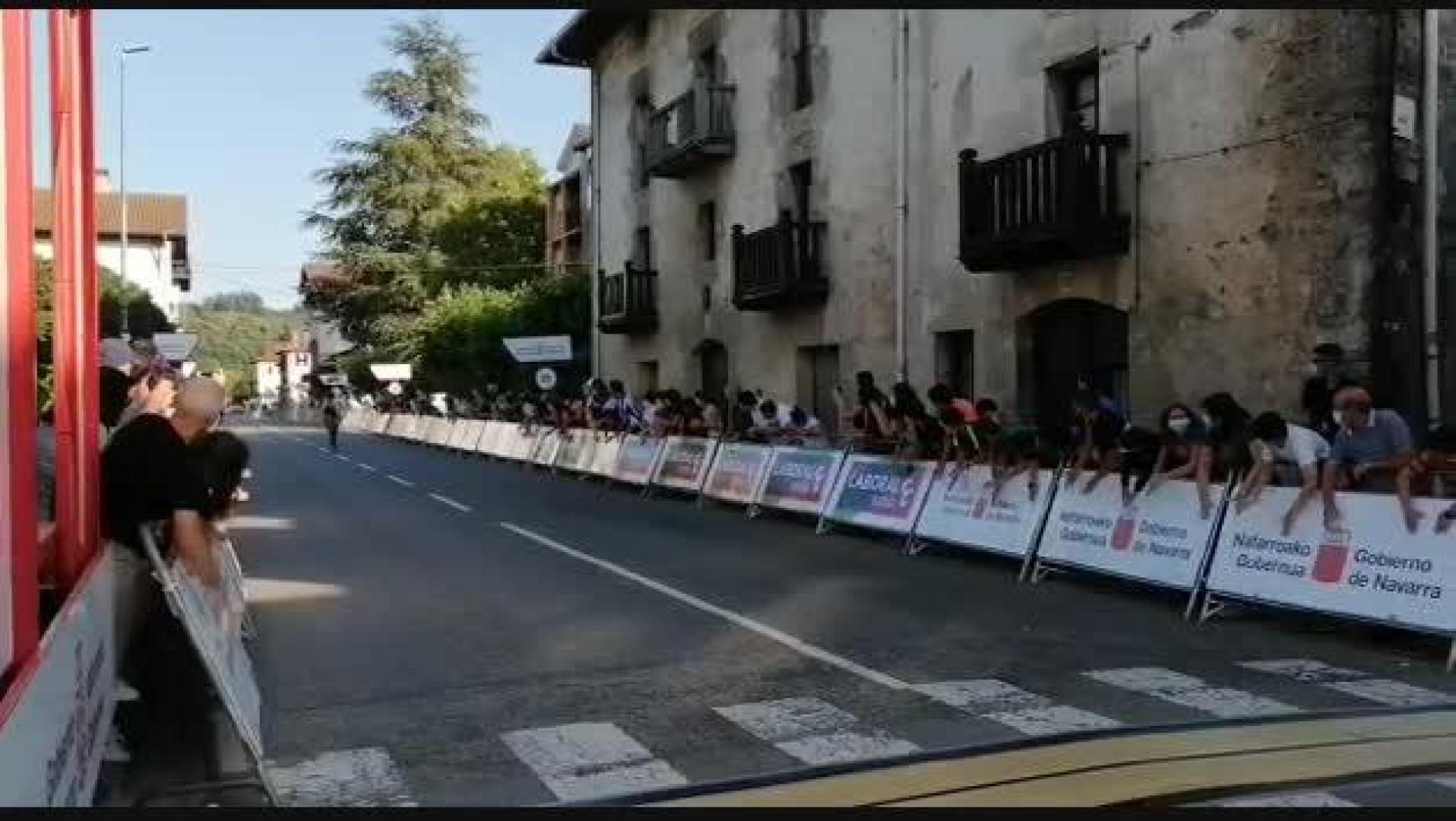 Imagen de la llegada a la meta de la ganadora de la primera etapa de la Navarra Women's Elite Classics