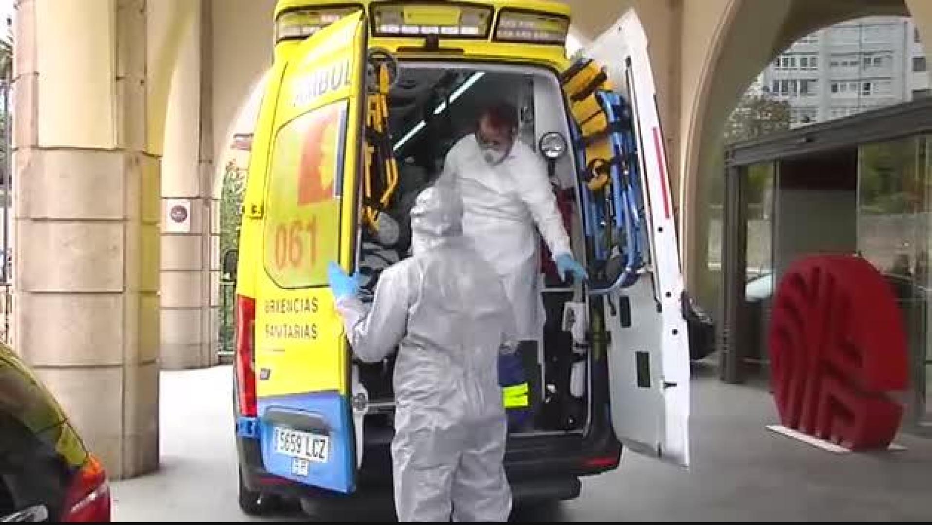 Vídeo: Trasladan al hospital a un jugador del Fuenlabrada confinado en A Coruña
