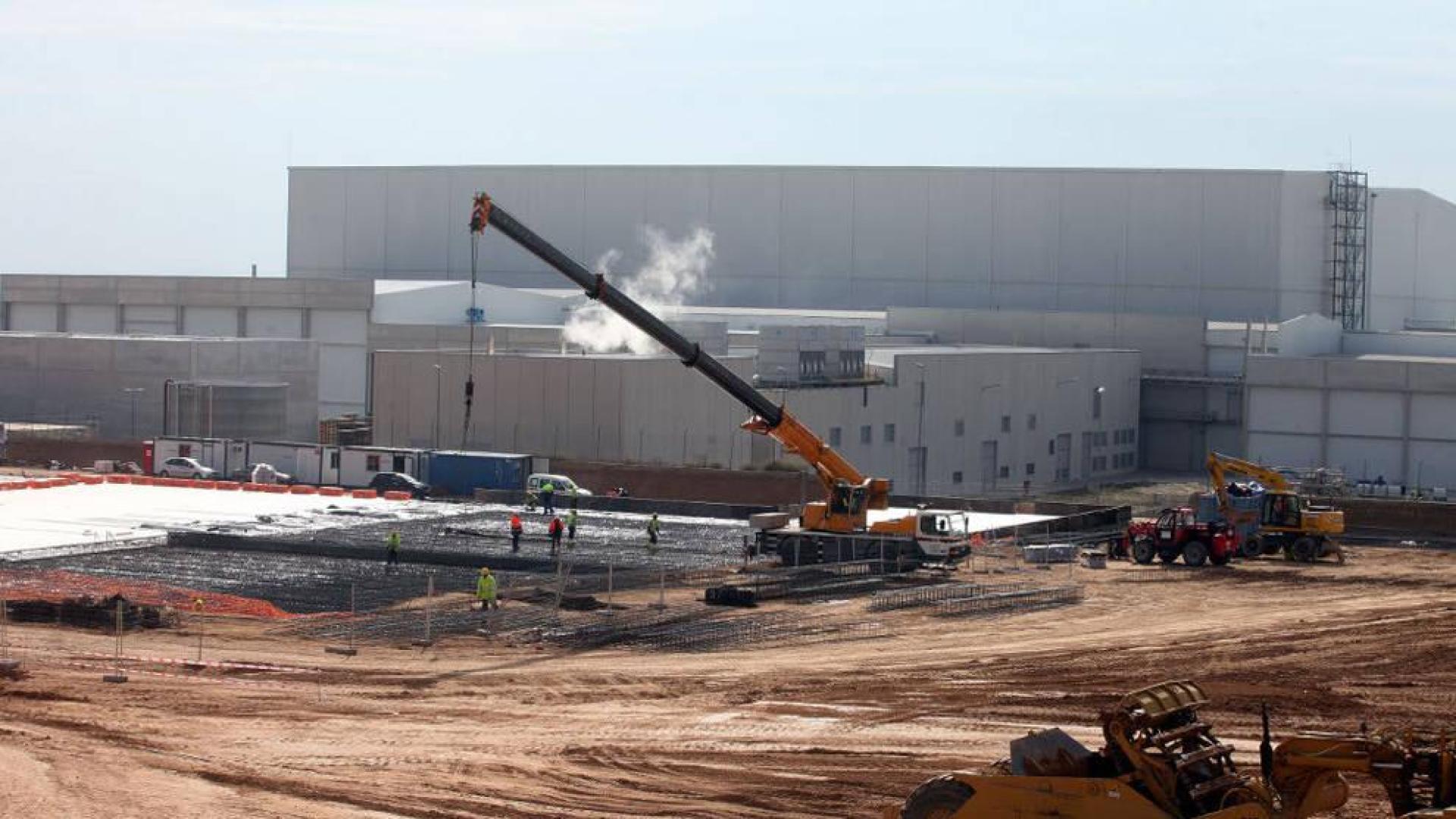 Operarios y maquinaria trabajan en la ampliación de Congelados de Navarra en el polígono industrial de Fustiñana.