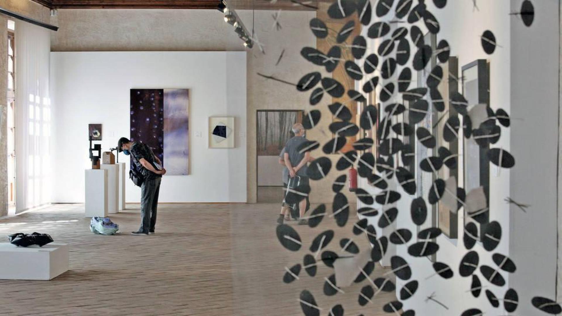 'Artea Oinez' condensa la diversidad del arte contemporáneo en 99 obras