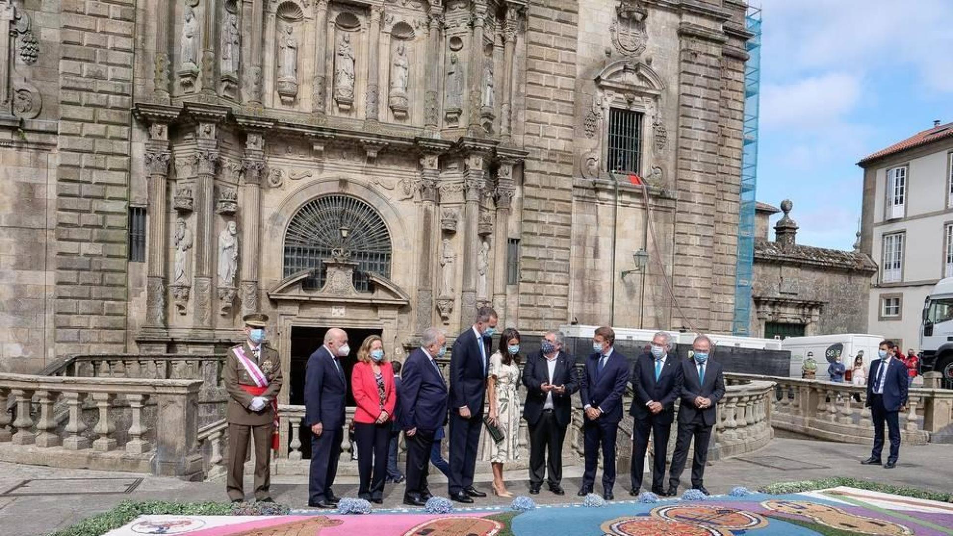 El rey Felipe VI ha presidido, junto con la reina Letizia, la tradicional Ofrenda que cada 25 de julio se realiza al Apóstol Santiago, que ha tenido lugar en la Iglesia de San Martiño Pinario por las obras en la Catedral.