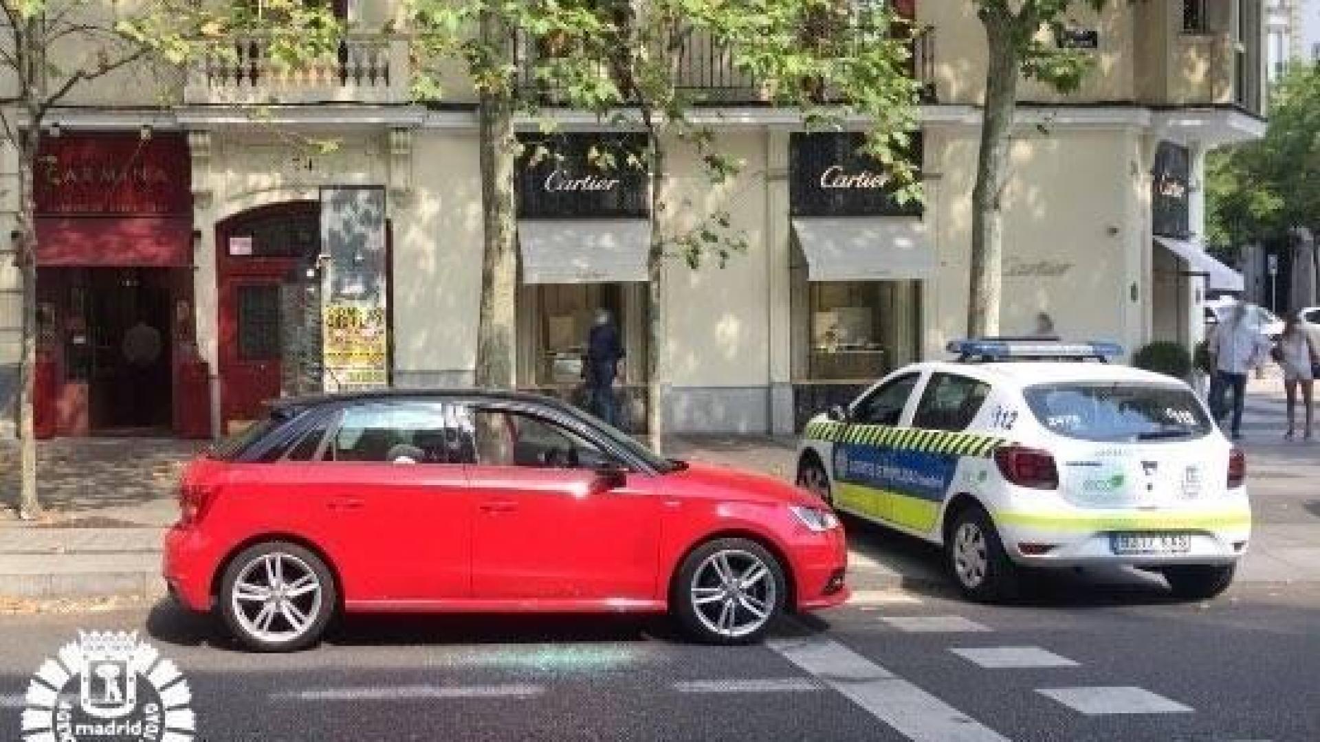 Un coche de policía junto al coche donde se encontraba el bebé.