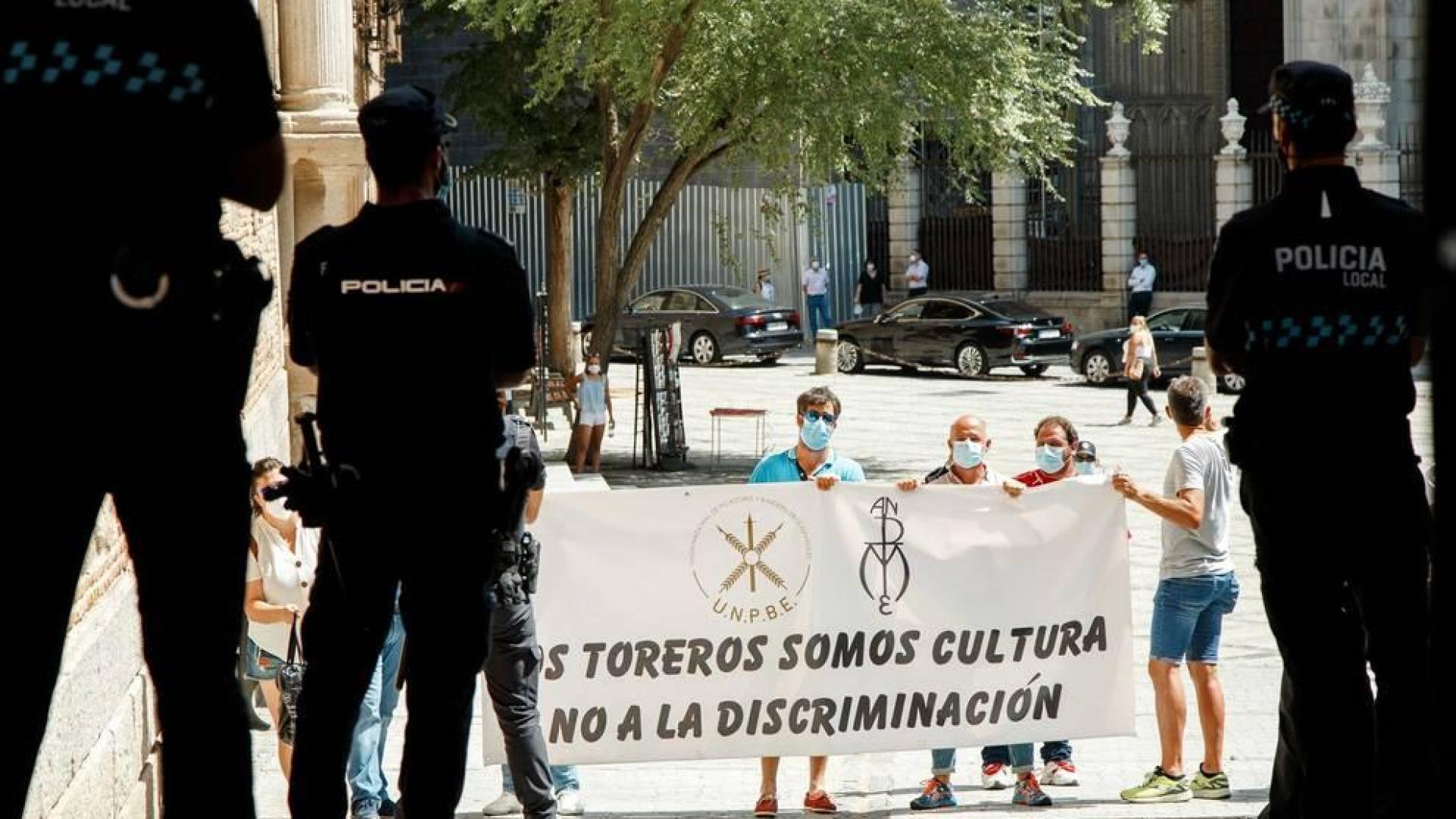 Un grupo de taurinos recibe a la ministra Yolanda Díaz entre gritos e insultos