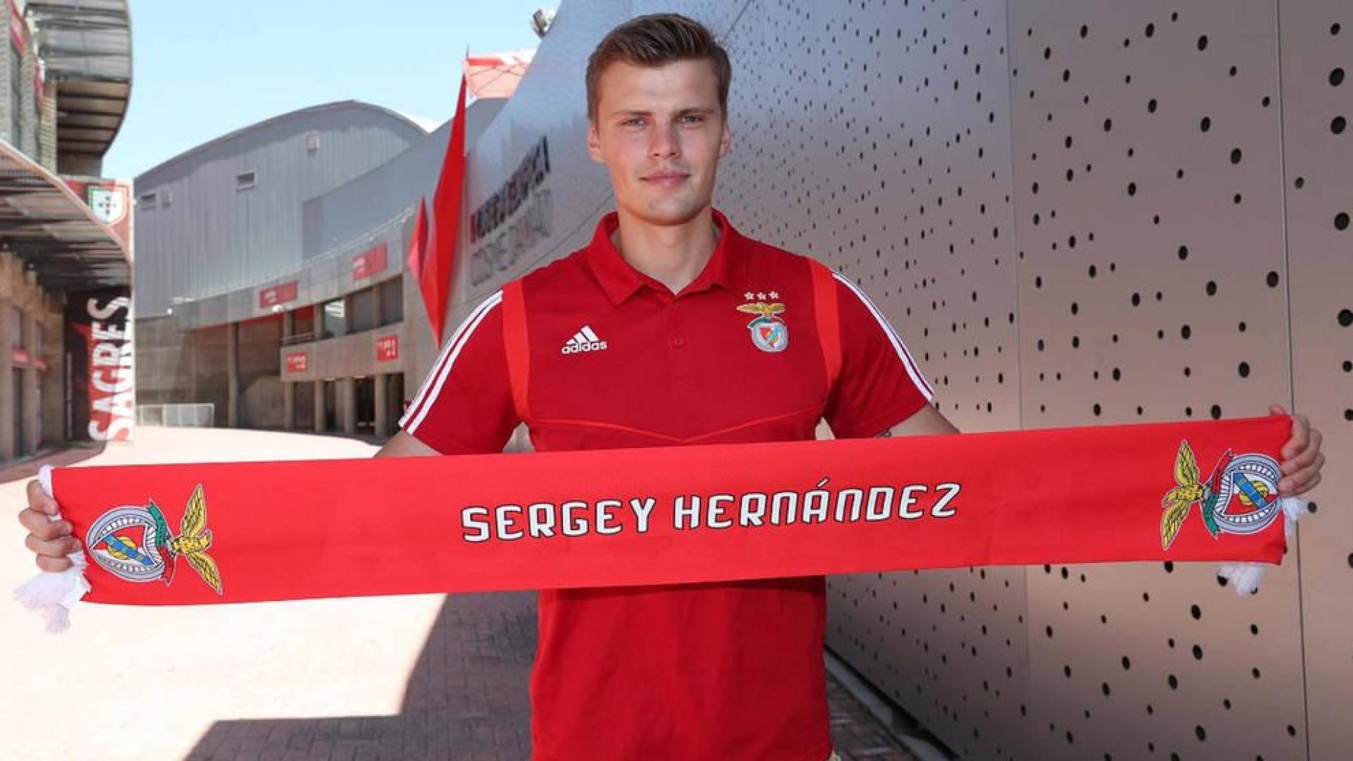 El portero navarro Sergey Hernández, ya en Lisboa, muestra la bufanda del Benfica, equipo en el que militará la próxima temporada.