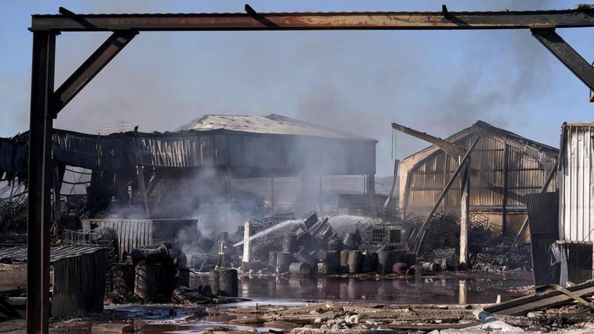 El incendio de una nave industrial que almacenaba materiales inflamables, entre ellos disolvente, en la localidad de San Pedro del Arroyo (Ávila) y que ha obligado a evacuar a los vecinos del pueblo ya está controlado.