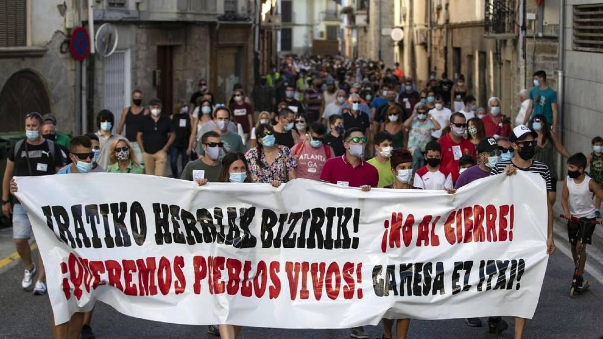 Más de un millar de personas, entre vecinos, trabajadores y familiares participaron en la protesta y pidieron “alternativas” y un futuro para la zona.