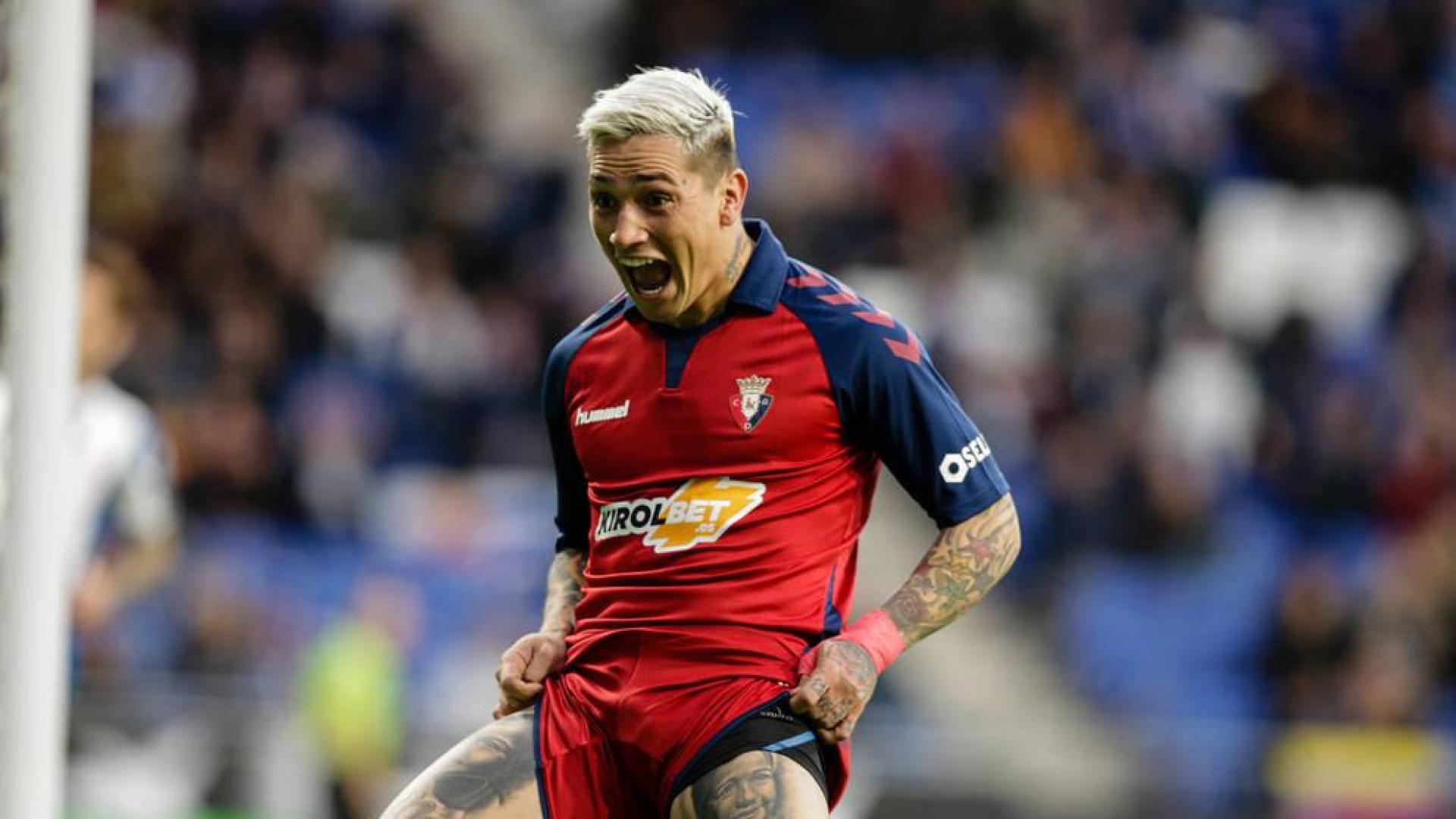Chimy Ávila muestra sus tatuajes en la celebración de un gol.