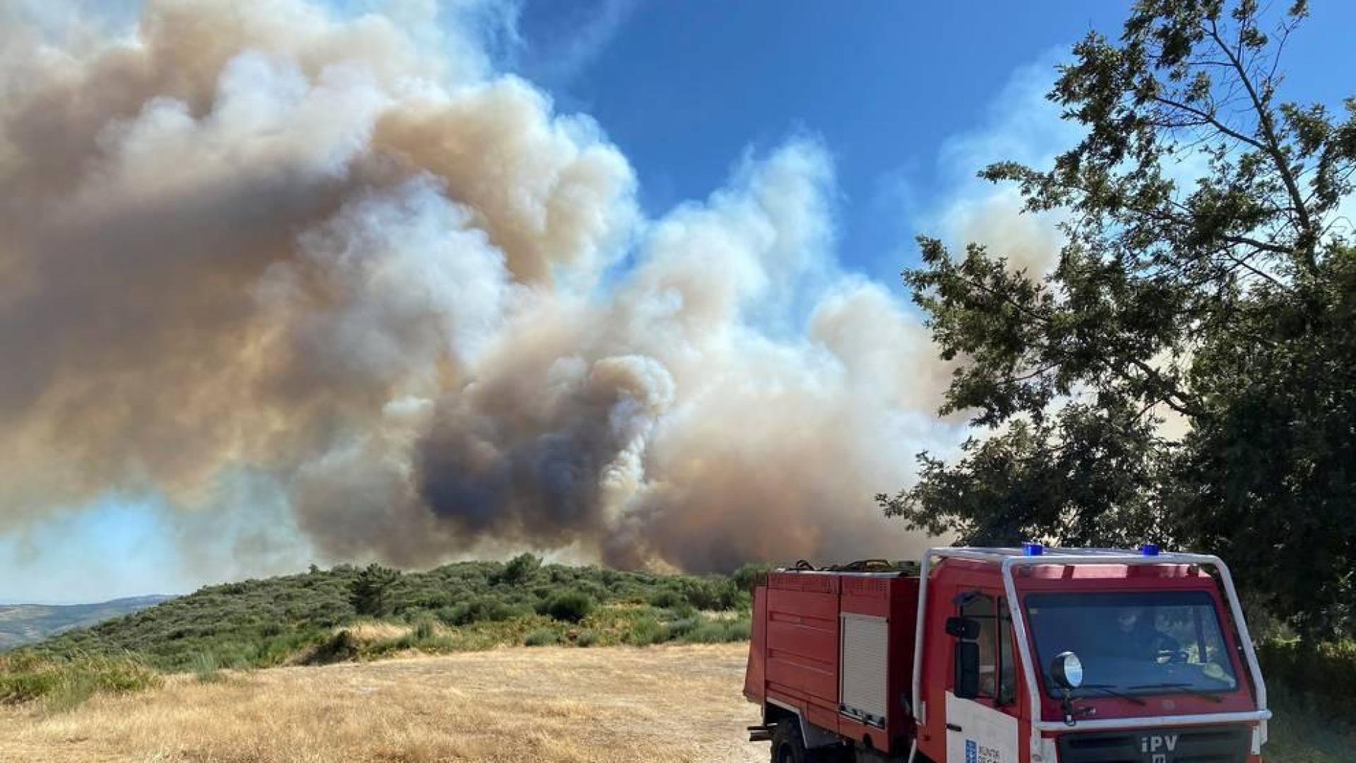 Incendio en Monterrei en Oursense.