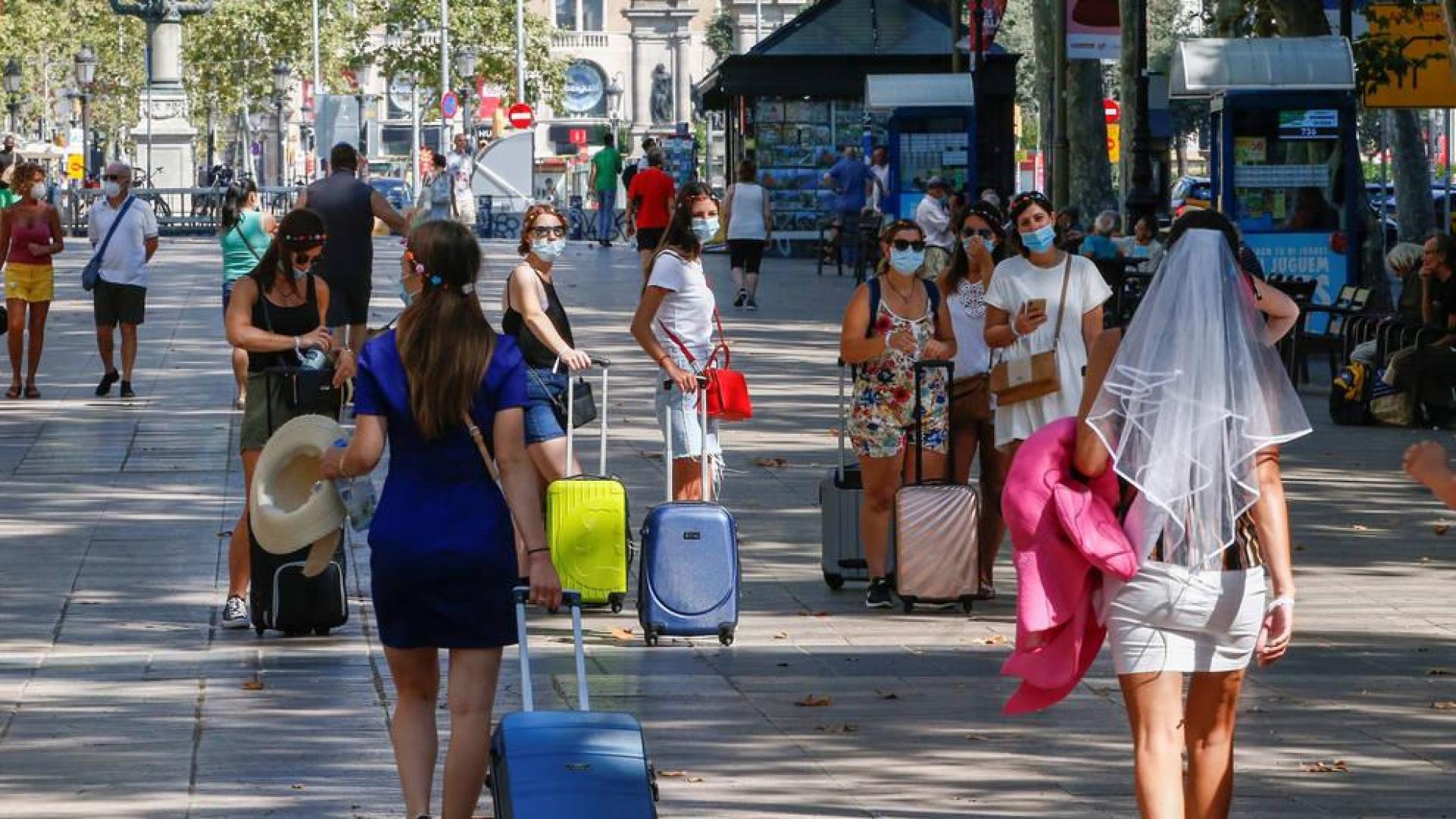 Varias turistas caminan por las Ramblas de Barcelona.