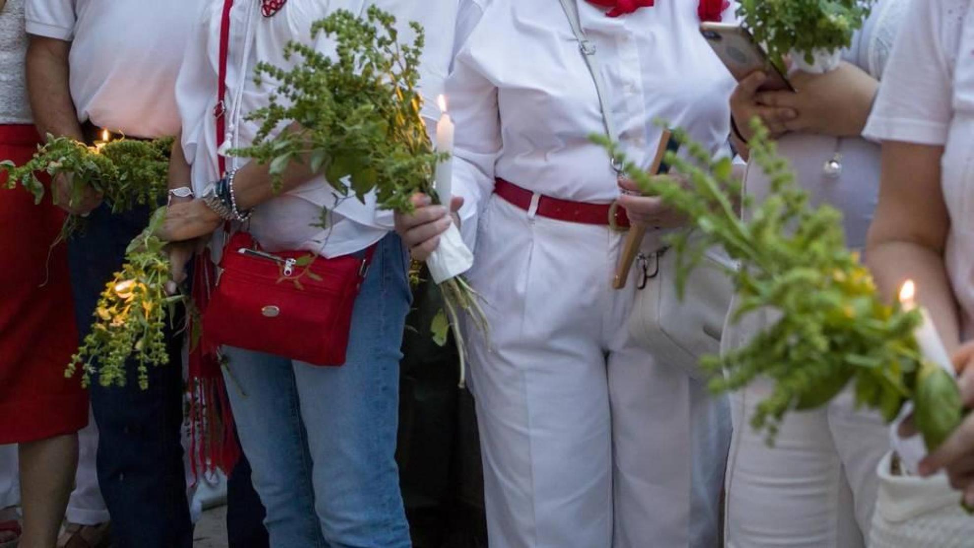 En Tudela es tradición acudir a la procesión de Santa Ana con un ramito de albahaca.