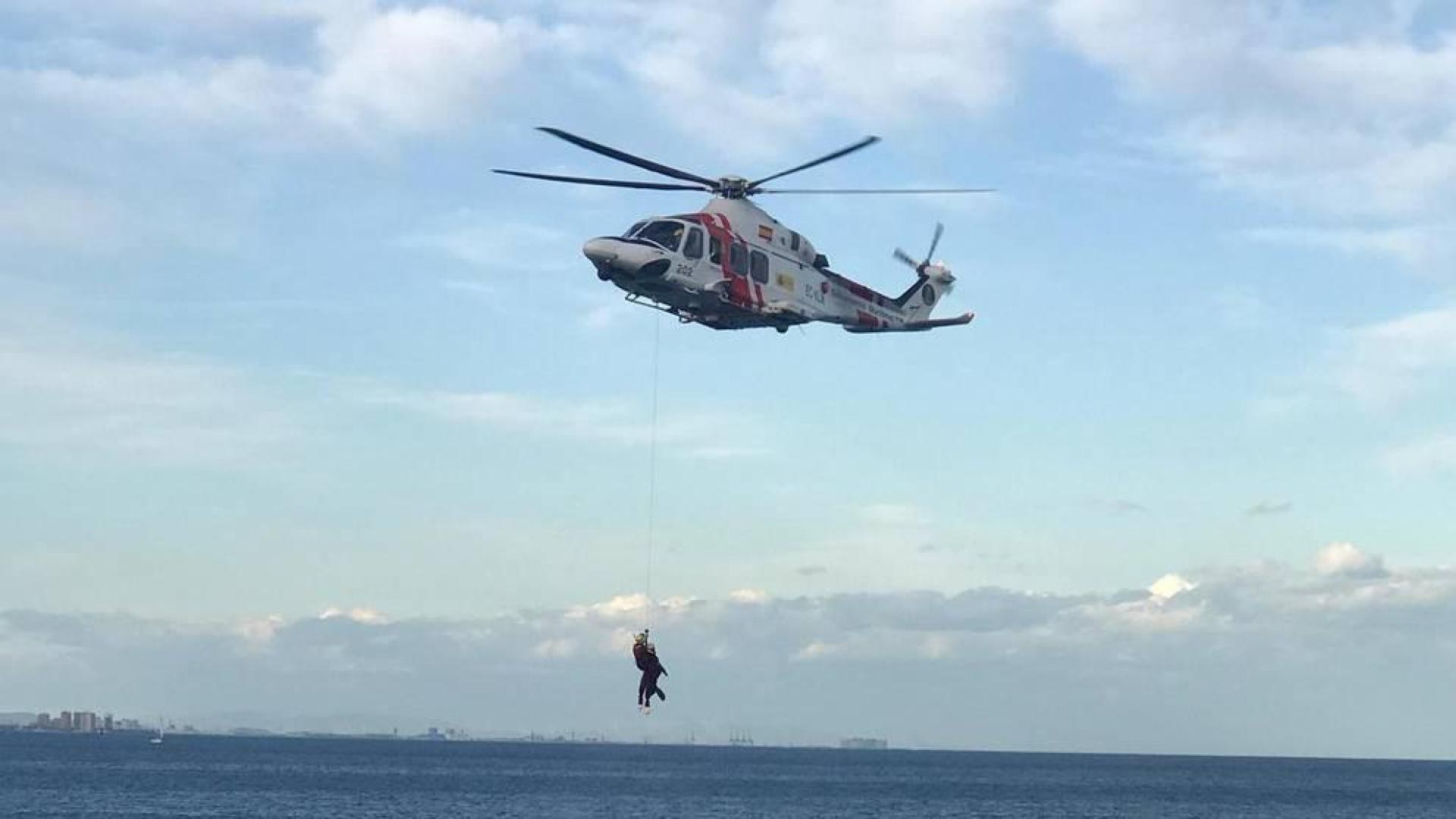 Un helicóptero de Salvamento rescata a una persona encaramada a una roca en Rodalquilar