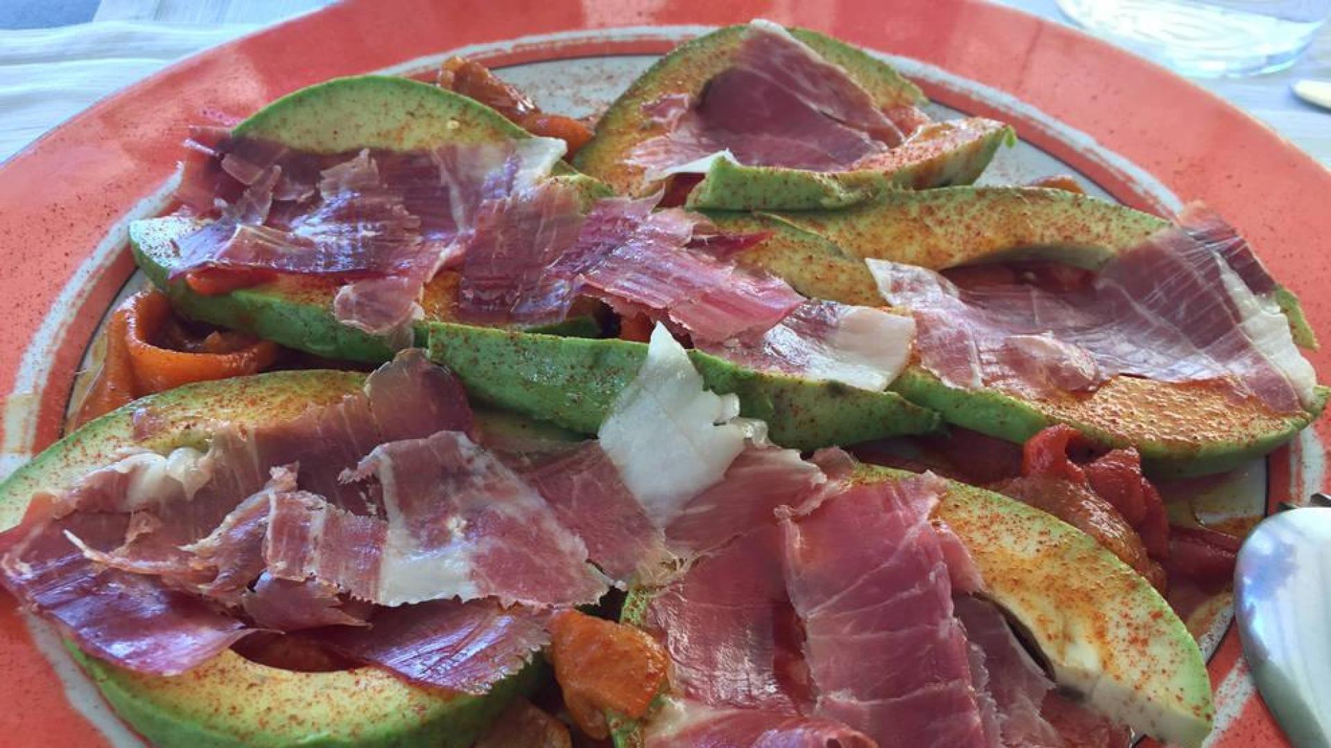 Aguacate, jamón y pimentón