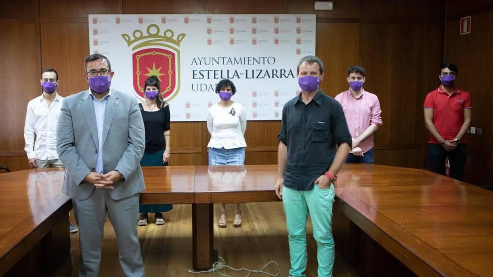 El vicepresidente Javier Remírez, junto al alcalde de Estella, Koldo Leoz, y los portavoces de la corporación municipal, Gonzalo Fuentes Urriza, Edurne Ruiz Armendáriz, Ibai Crespo Luna, Magdalena Hernández Salazar y Jorge Crespo Ganuza, en la reunión mantenida hoy