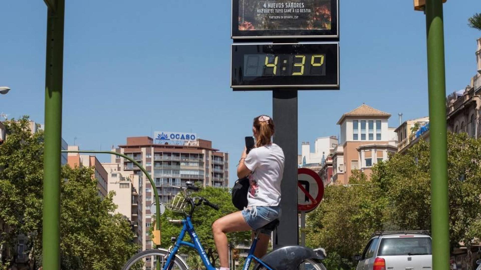 Una mujer pasa ante un termómetro que marca 43 grados este martes en la Avenida Joan March de Palma de Mallorca