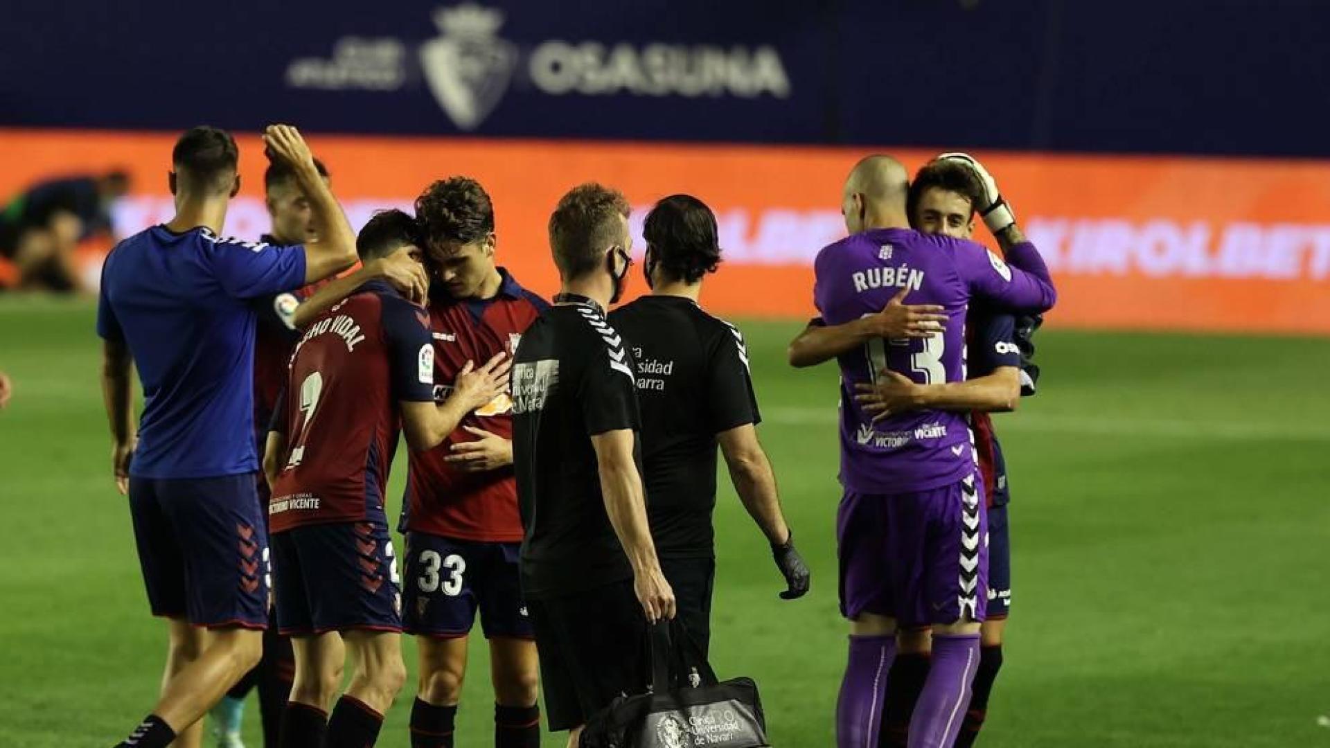 Los dos debutantes en Primera, Javi Martinez y Aimar Oroz, abrazados por Nacho Vidal y Rubén Martínez, respectivamente.
