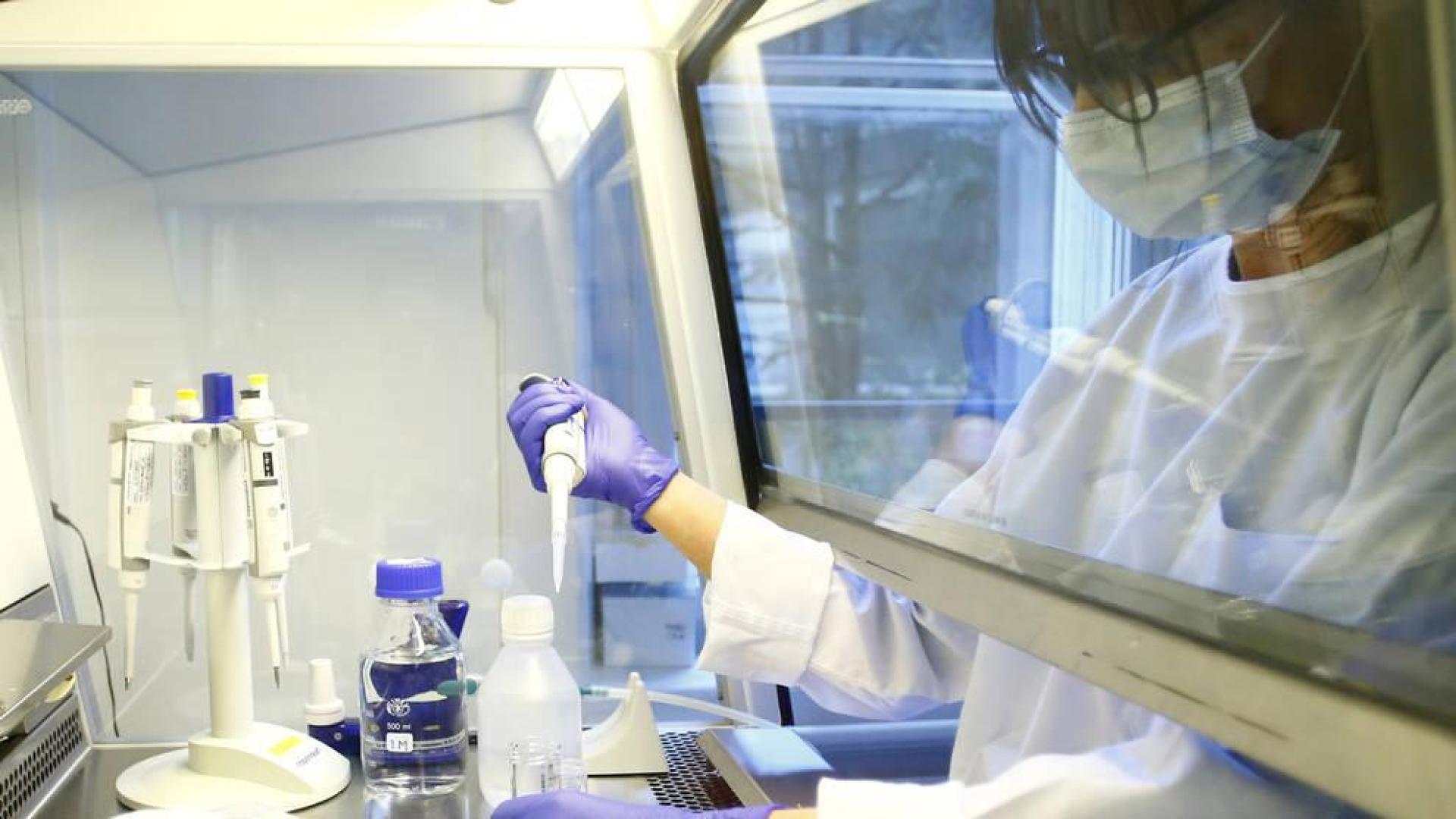 La vacuna contra la COVID-19 de Oxford muestra "resultados prometedores"