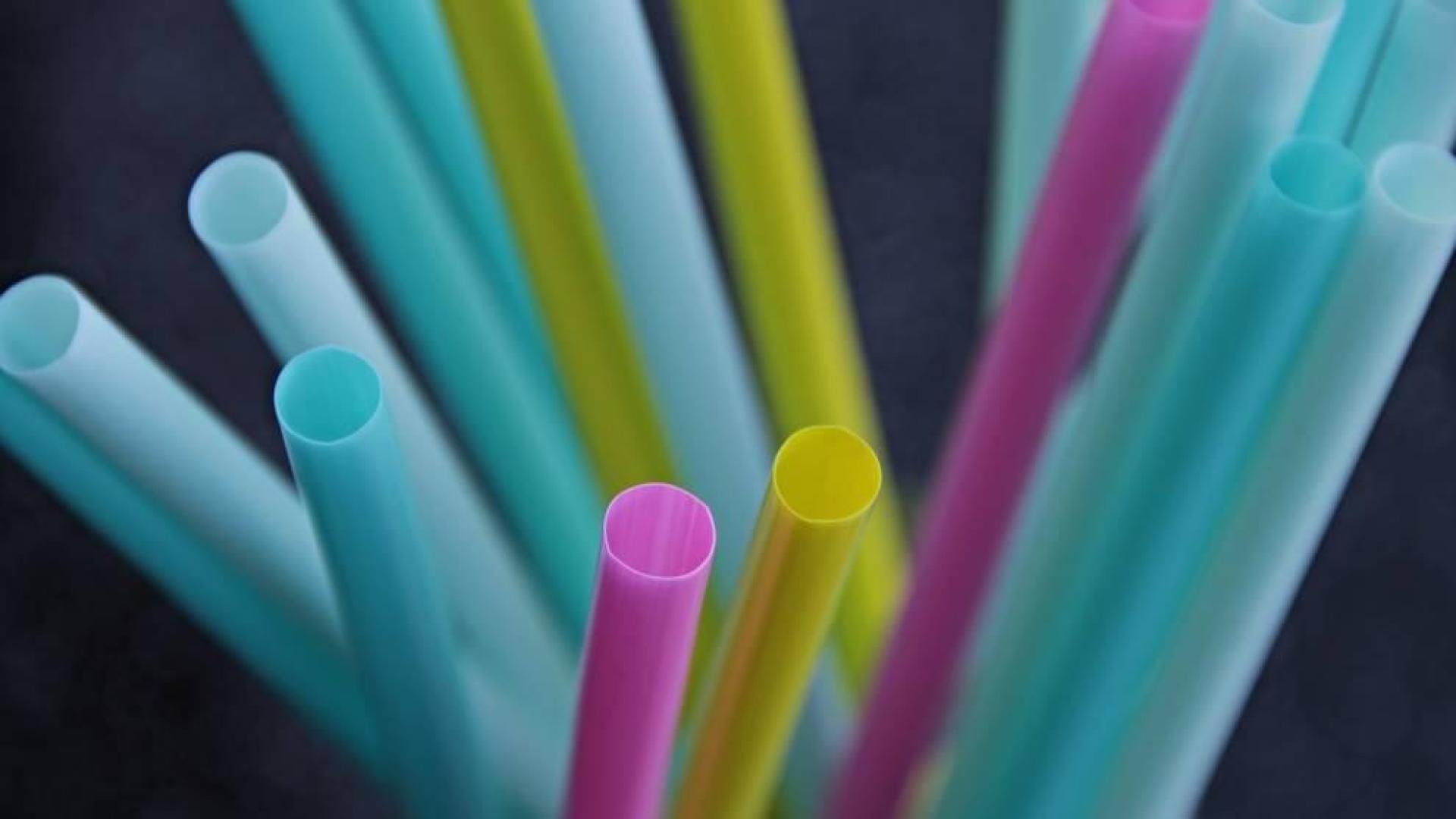 Por qué beber con pajita puede ser clave para frenar los contagios