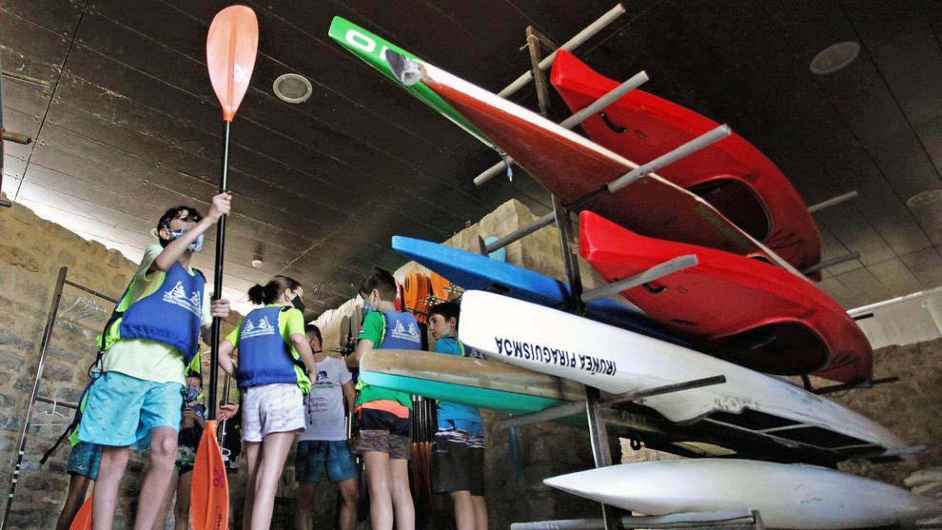 El buen tiempo anima a remar en el Arga