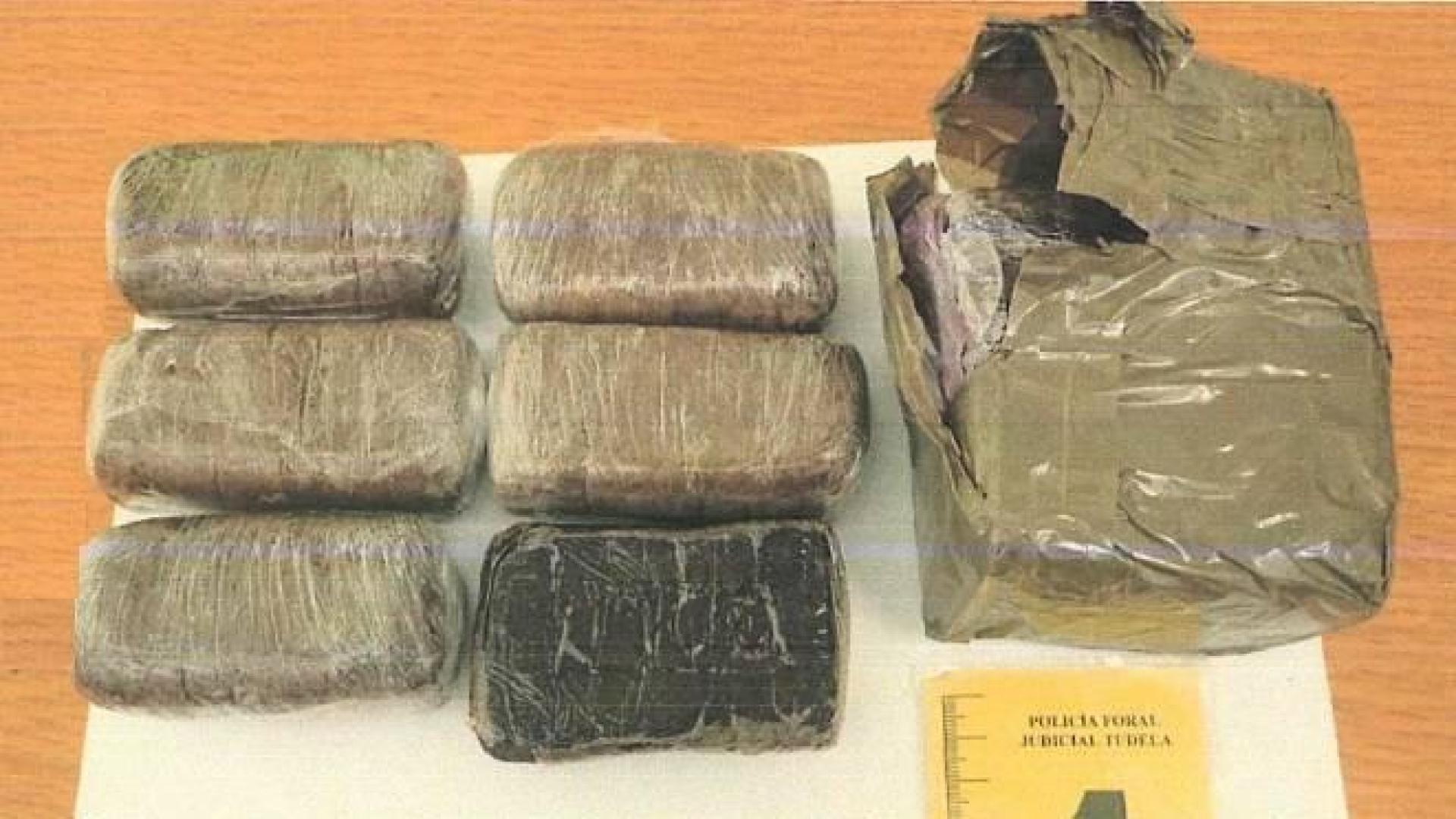 Paquetes de resina de cannabis con un peso aproximado de 1 kg hallados en el bolso entregado a Policía Foral