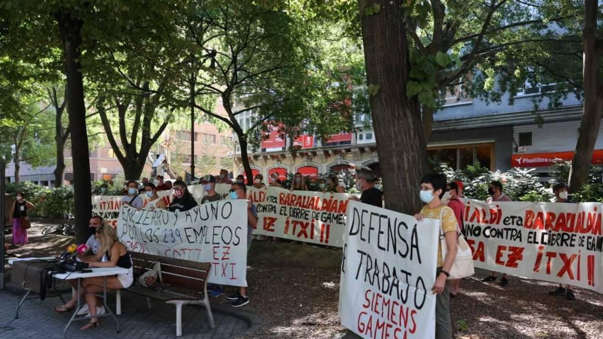 Rueda de prensa de trabajadores de Siemens Gamesa este jueves en el Paseo de Sarasate.