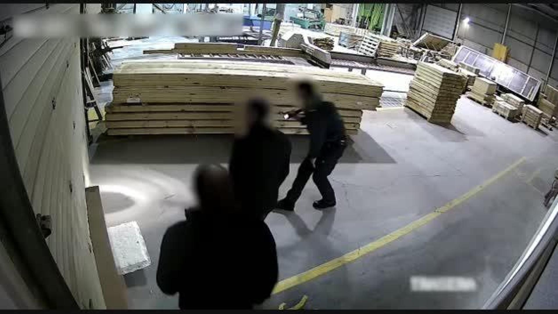 Vídeo en el que se ve el robo de una empresa mediante el procedimiento del butrón