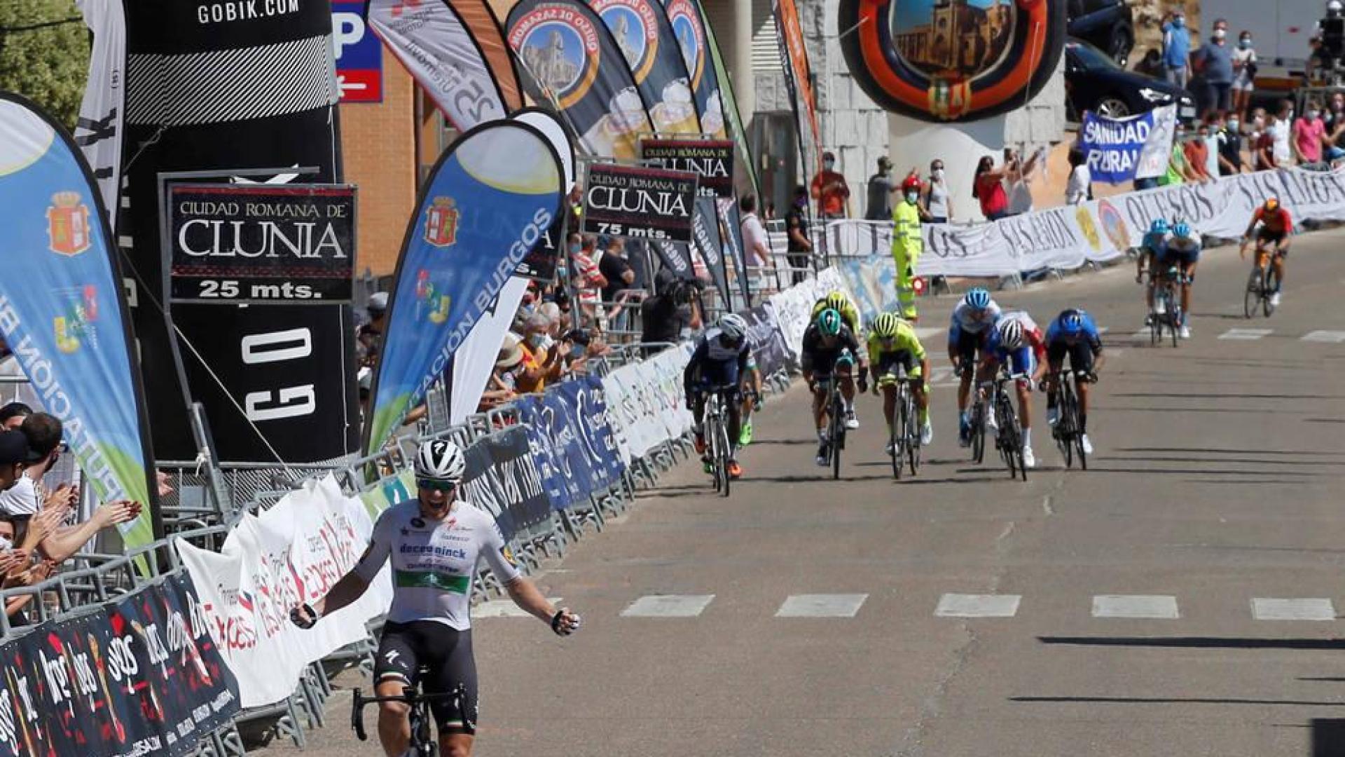 Una caída al final de la etapa empaña la victoria de Bennet en Roa de Duero